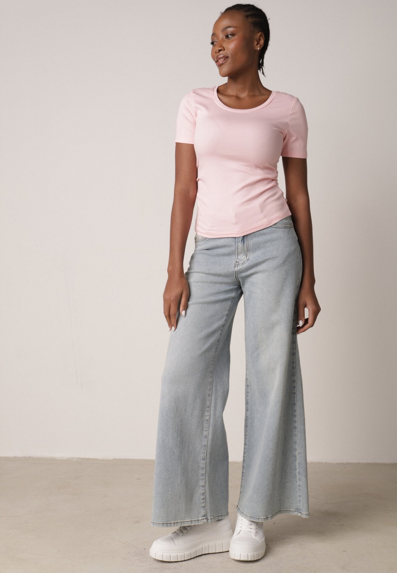 Różowy Prążkowany T-shirt Ozdobiony po Bokach Marszczeniem Nedisa