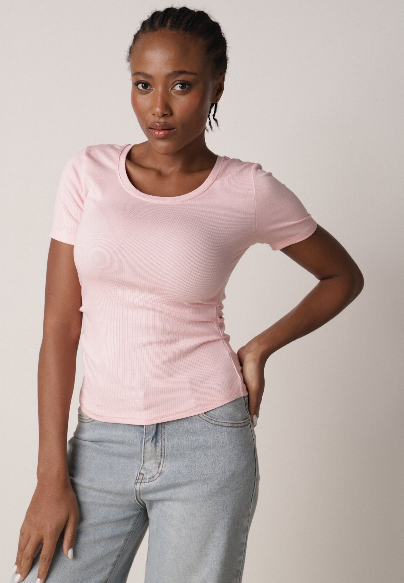 Różowy Prążkowany T-shirt Ozdobiony po Bokach Marszczeniem Nedisa