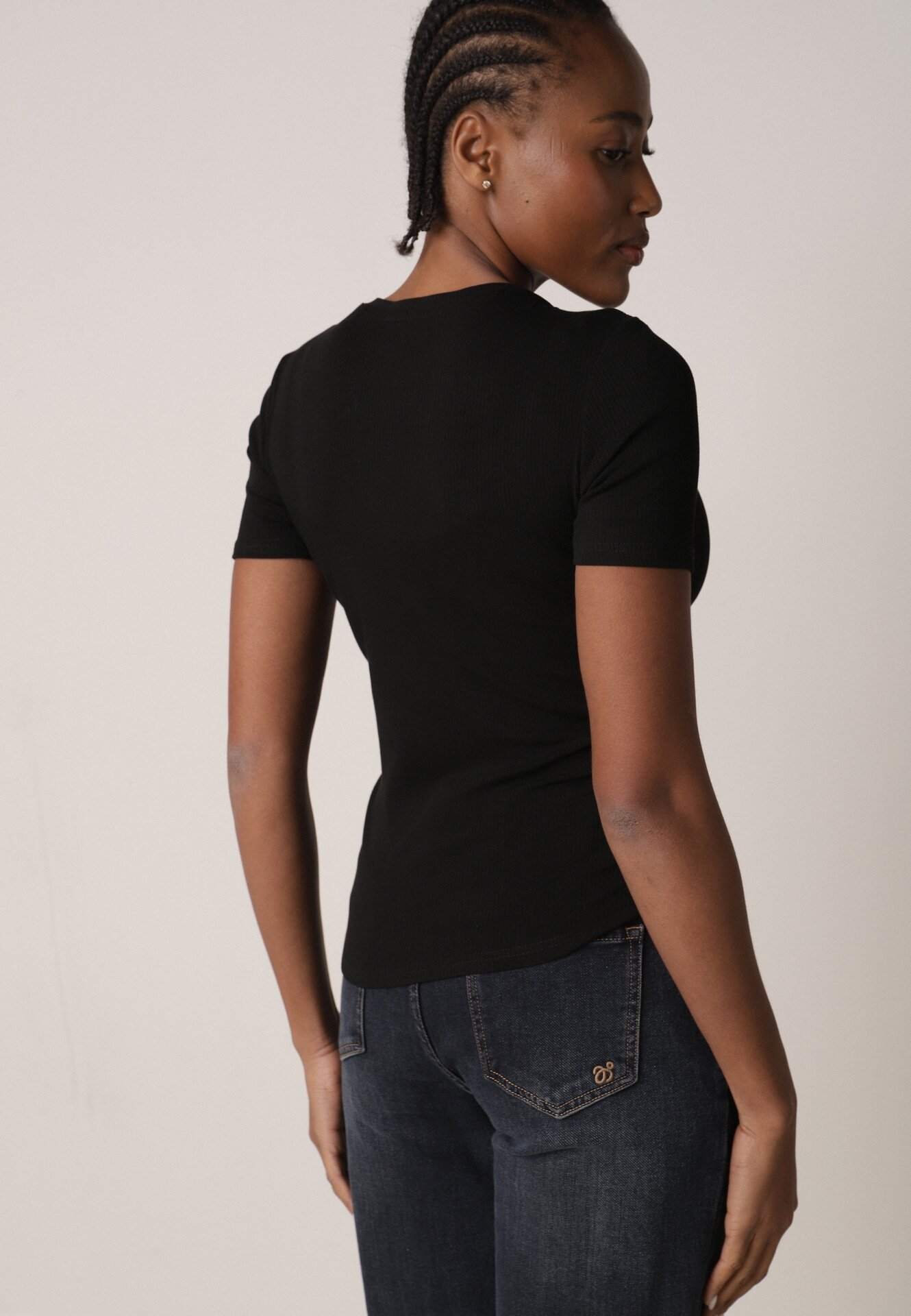 Czarny Prążkowany T-shirt Ozdobiony po Bokach Marszczeniem Nedisa