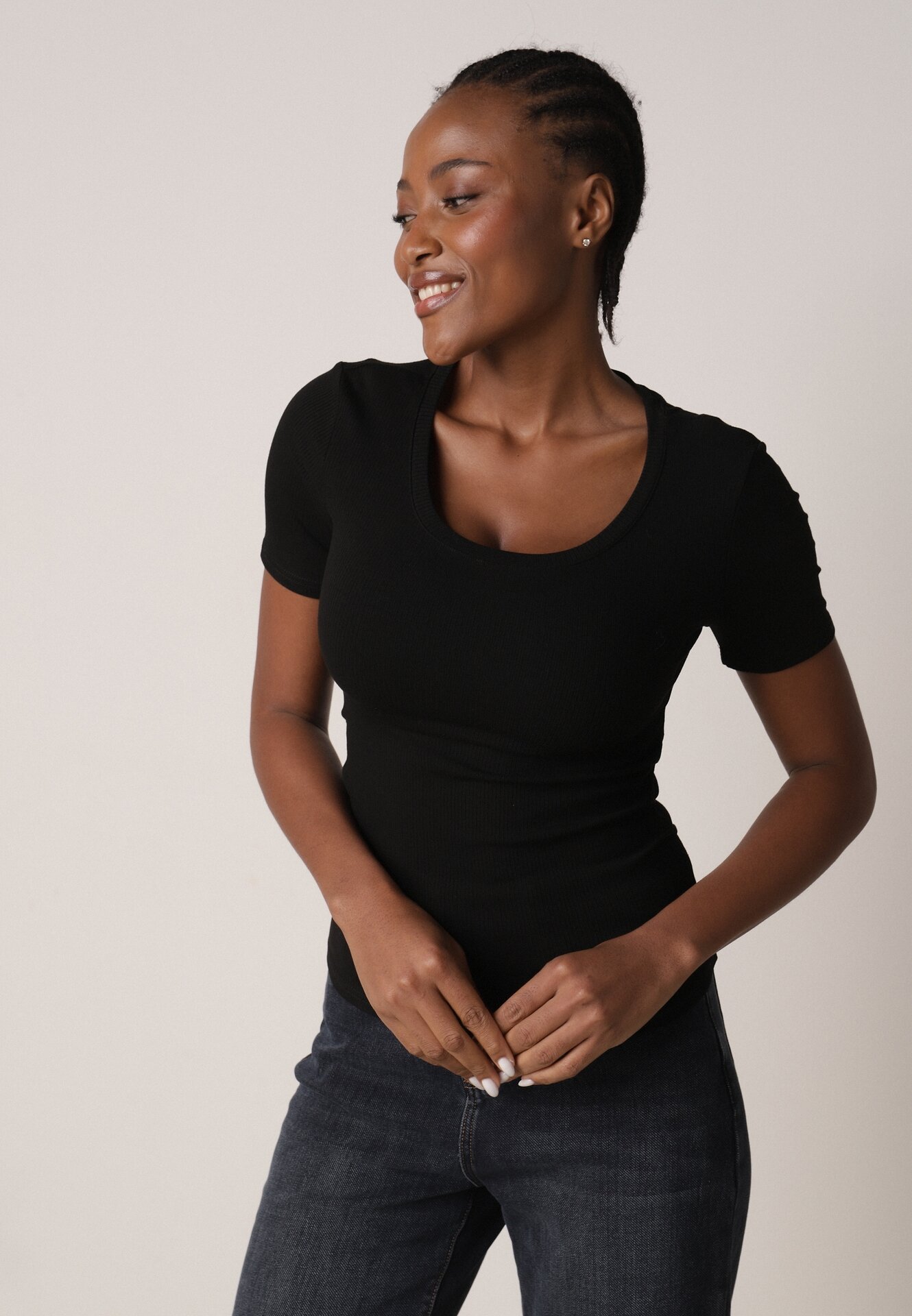 Czarny Prążkowany T-shirt Ozdobiony po Bokach Marszczeniem Nedisa