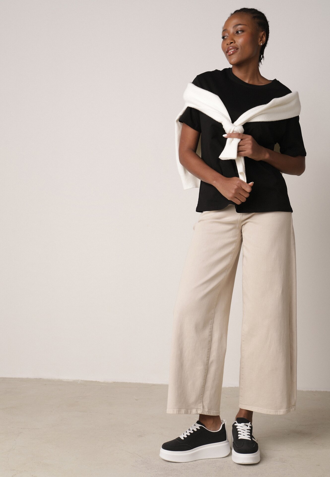 Czarny T-shirt z Bawełny Typu Oversize Nedika