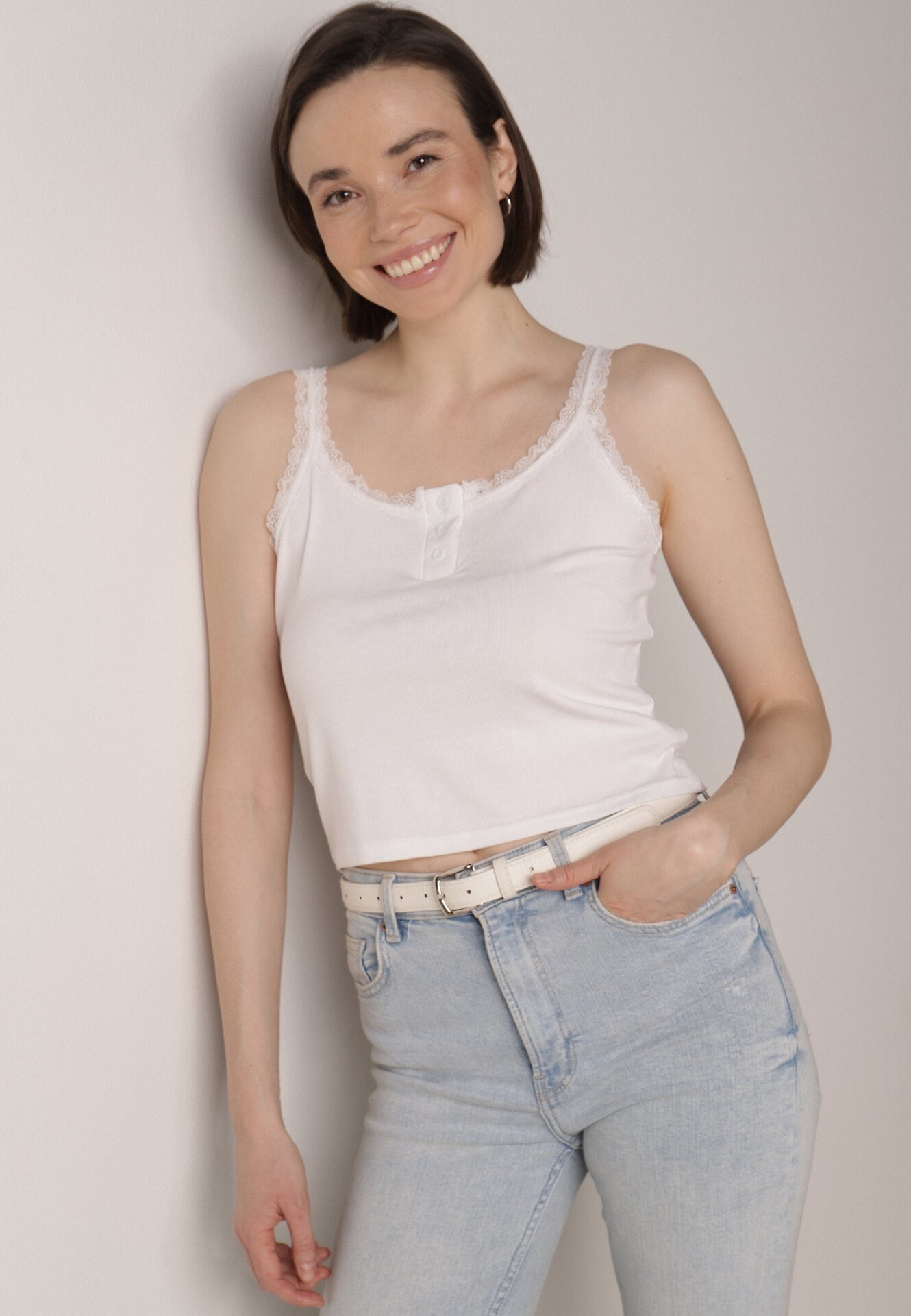 Biały Top z Bawełny Ozdobiony Guzikami i Koronką przy Dekolcie Beralie
