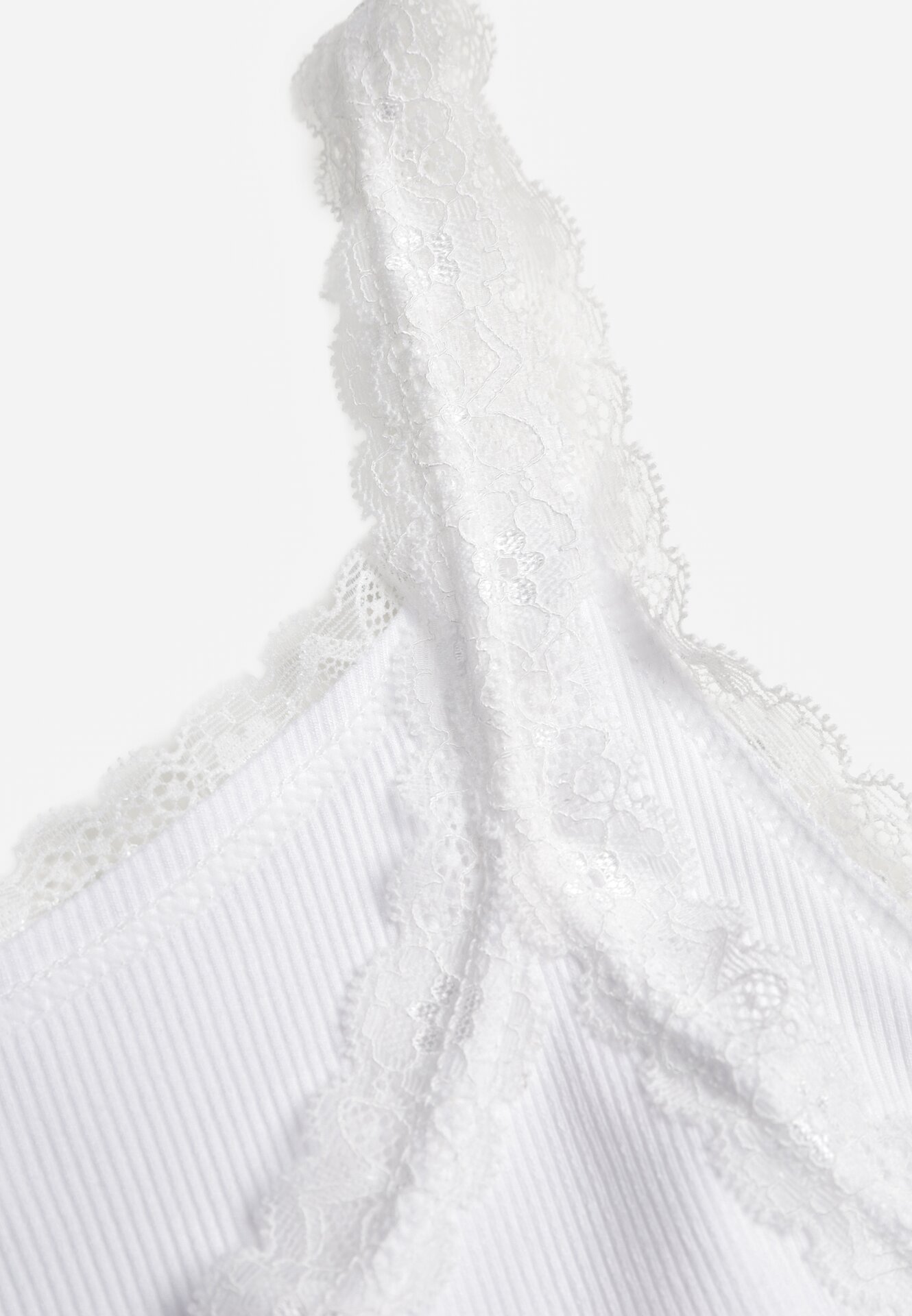 Biały Top z Bawełny Ozdobiony Guzikami i Koronką przy Dekolcie Beralie