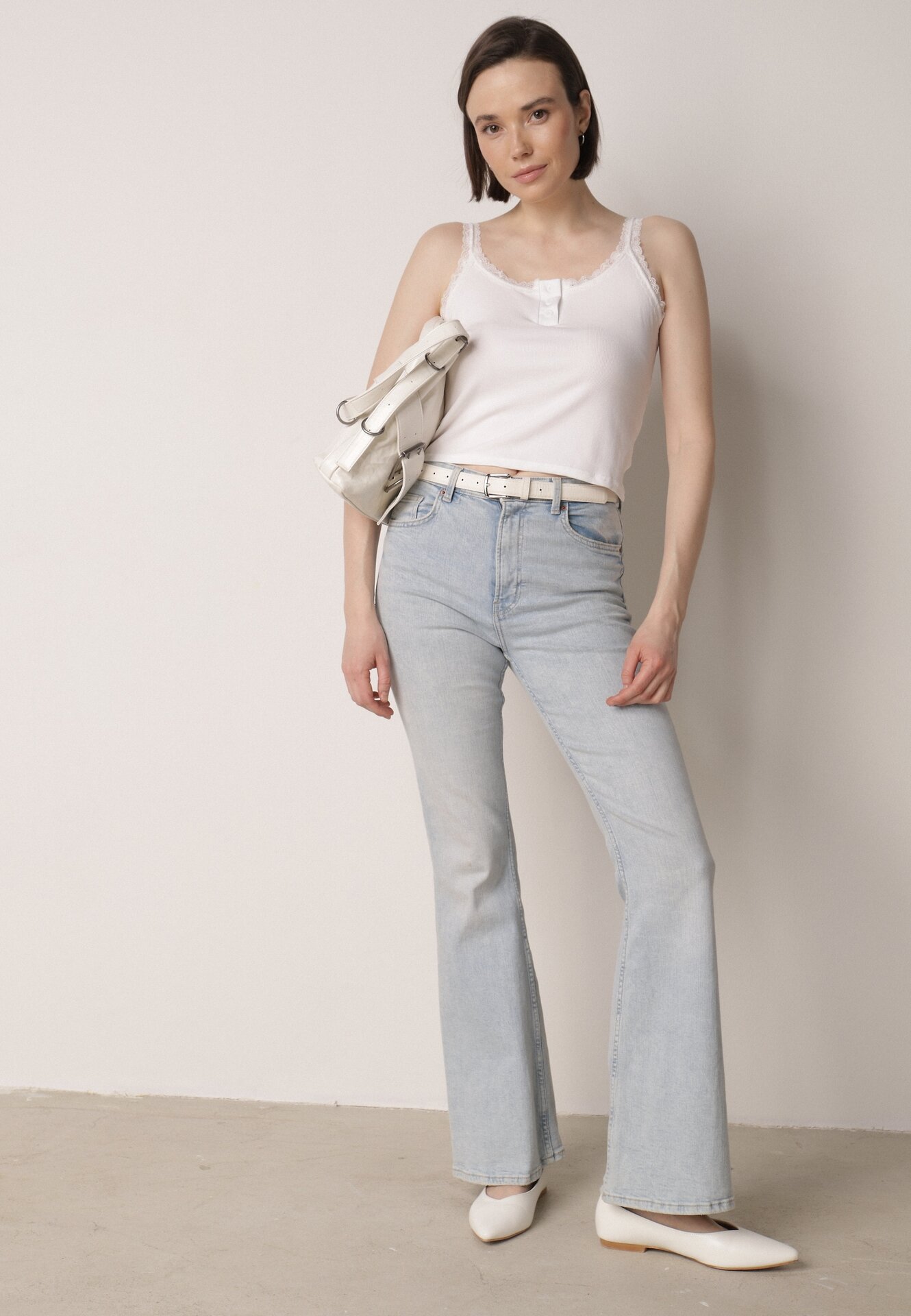 Biały Top z Bawełny Ozdobiony Guzikami i Koronką przy Dekolcie Beralie