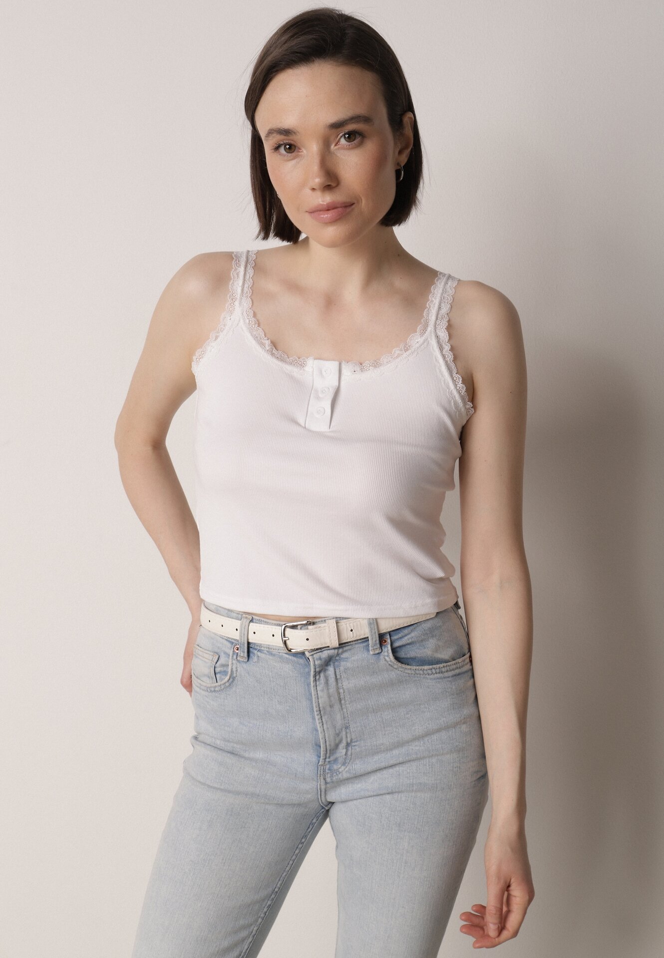 Biały Top z Bawełny Ozdobiony Guzikami i Koronką przy Dekolcie Beralie