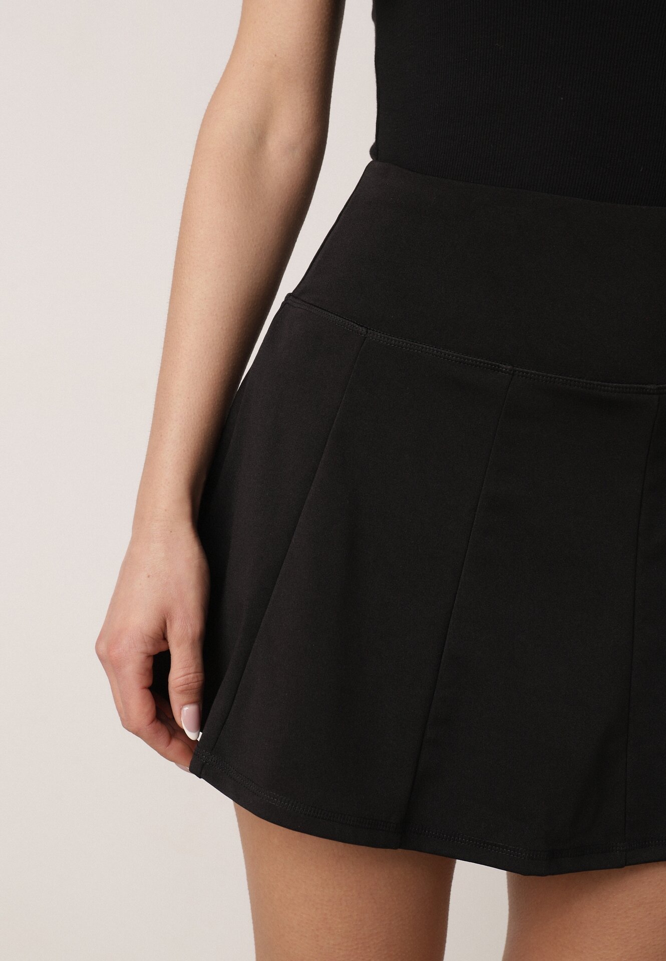 Czarne Sportowe Spódnico-Szorty z Funkcjonalnymi Kieszonkami Natellea