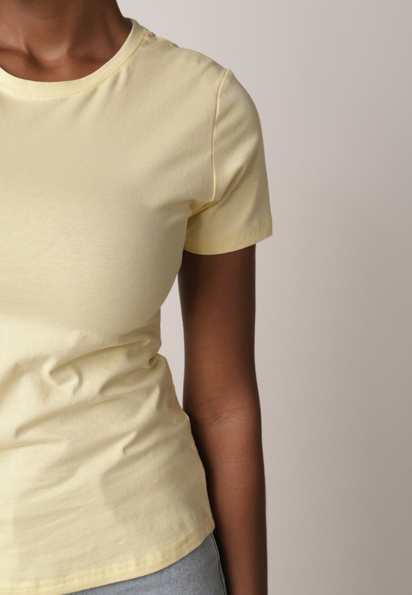 Żółty Bawełniany T-shirt w Klasycznym Stylu Nedila