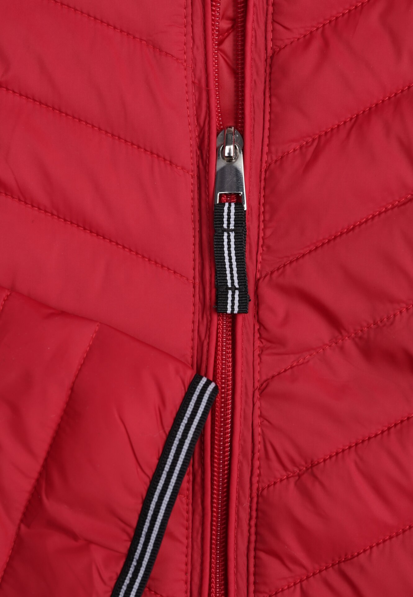 Czerwona Pikowana Kurtka Przejściowa z Ozdobną Lamówką przy Kapturze Tidorna