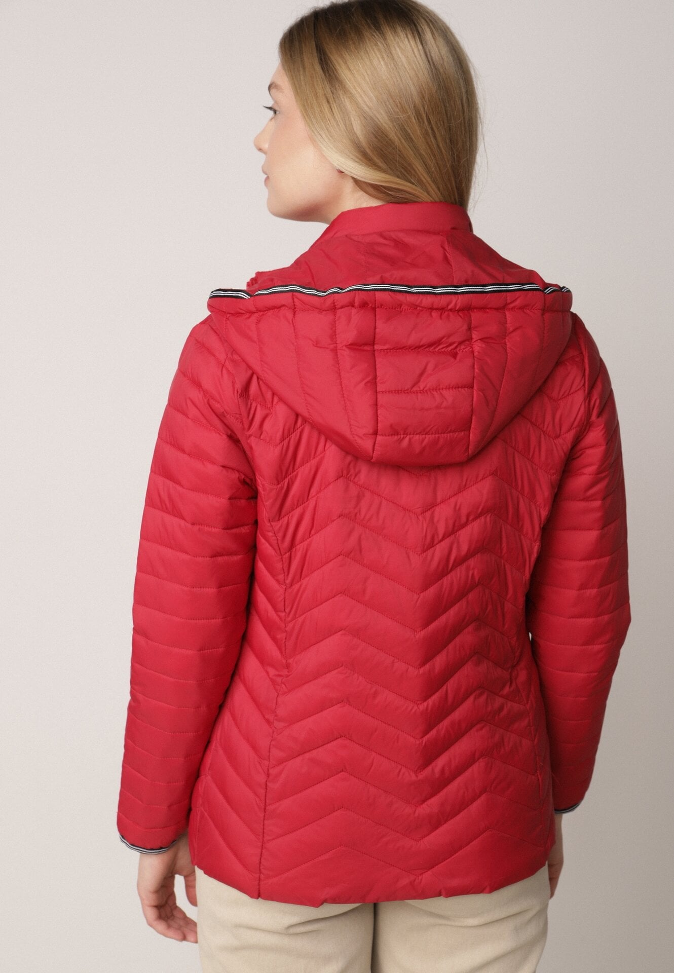Czerwona Pikowana Kurtka Przejściowa z Ozdobną Lamówką przy Kapturze Tidorna