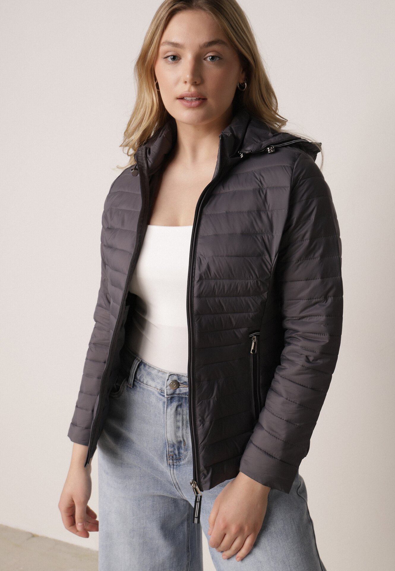 Szara Pikowana Kurtka Przejściowa z Kapturem z Lamówką i Ściągaczami Zidara