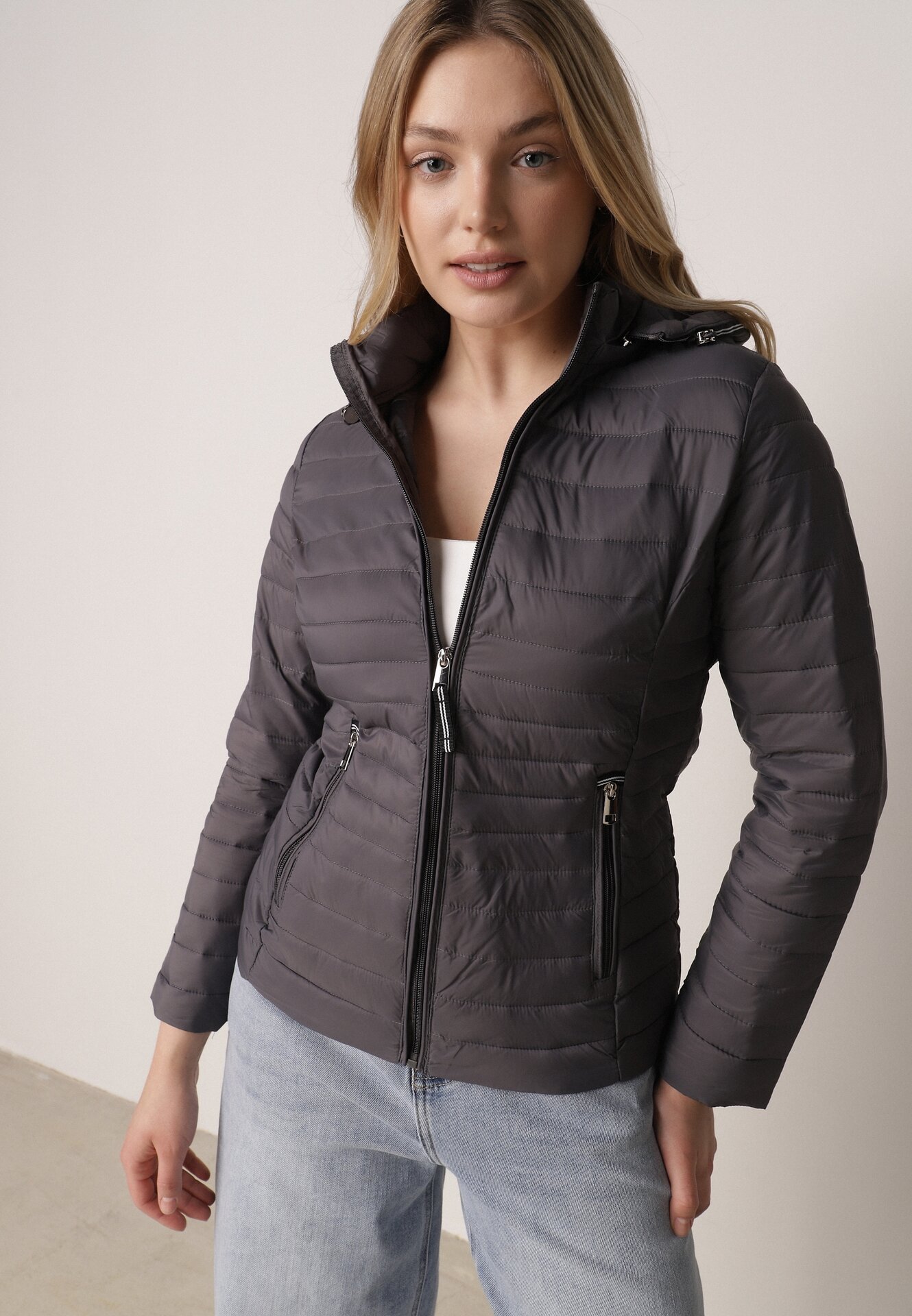 Szara Pikowana Kurtka Przejściowa z Kapturem z Lamówką i Ściągaczami Zidara