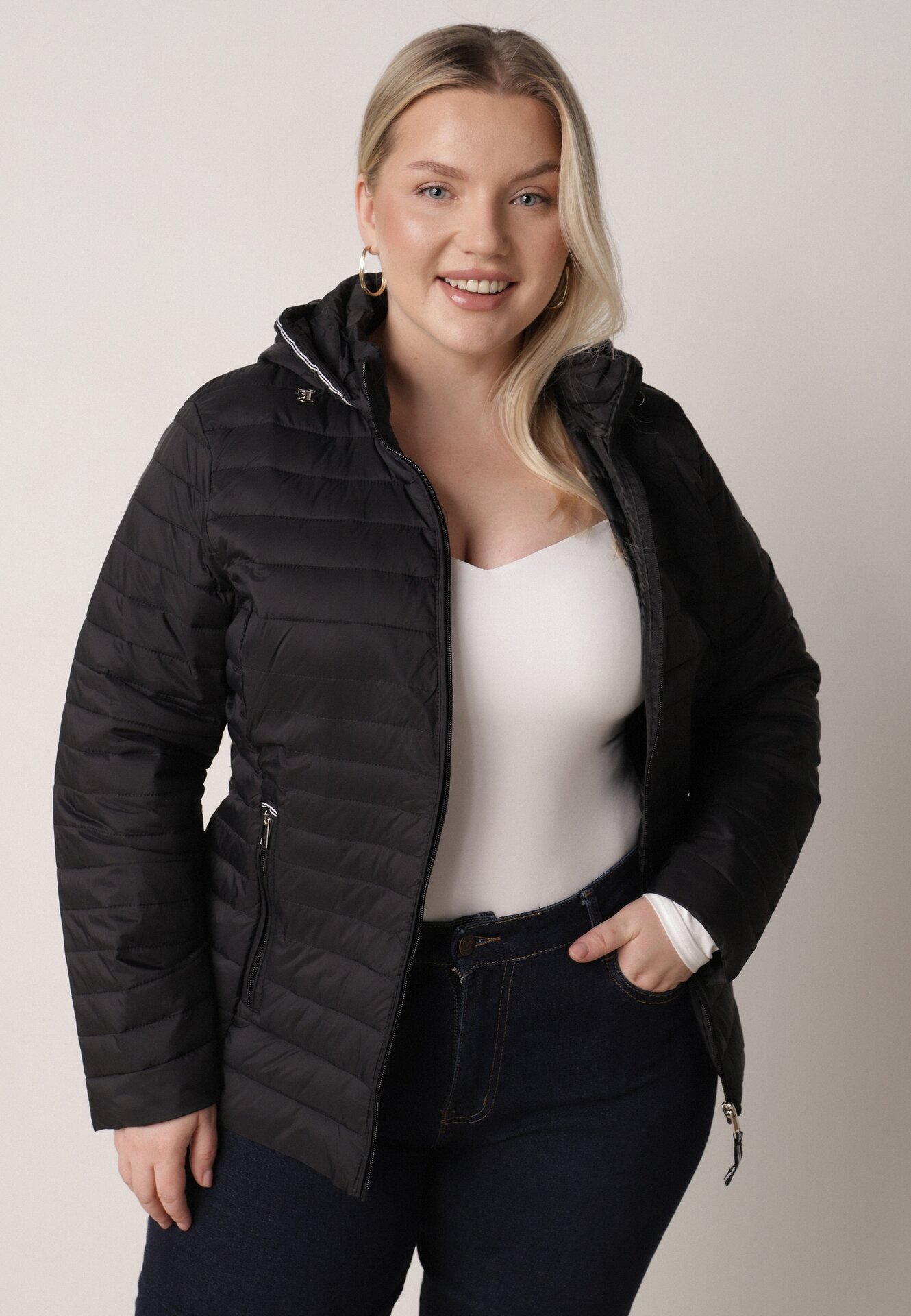 Czarna Pikowana Kurtka Przejściowa z Odpinanym Kapturem Tidesse