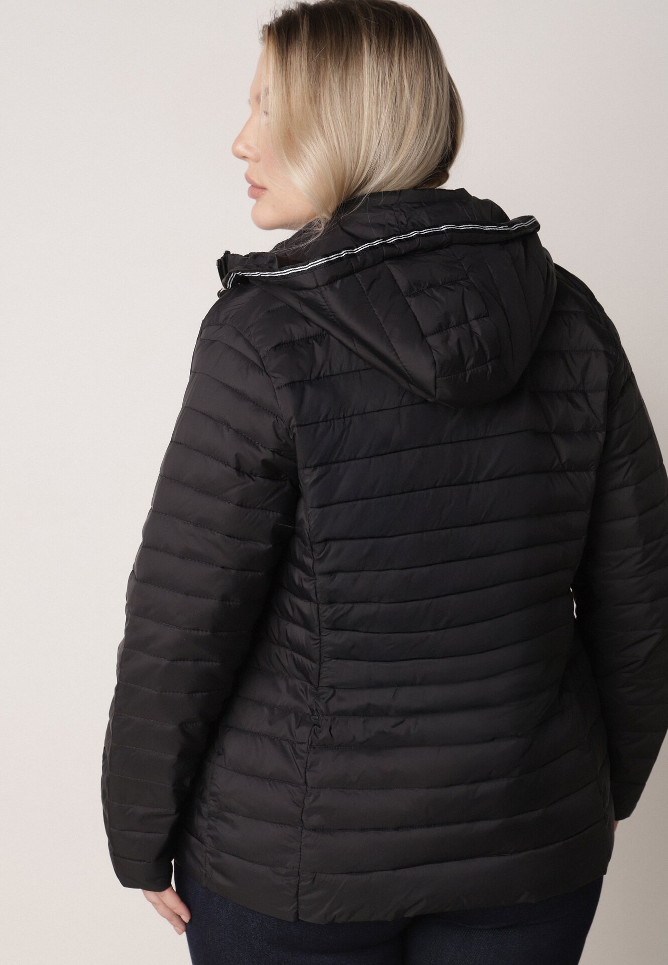 Czarna Pikowana Kurtka Przejściowa z Odpinanym Kapturem Tidesse