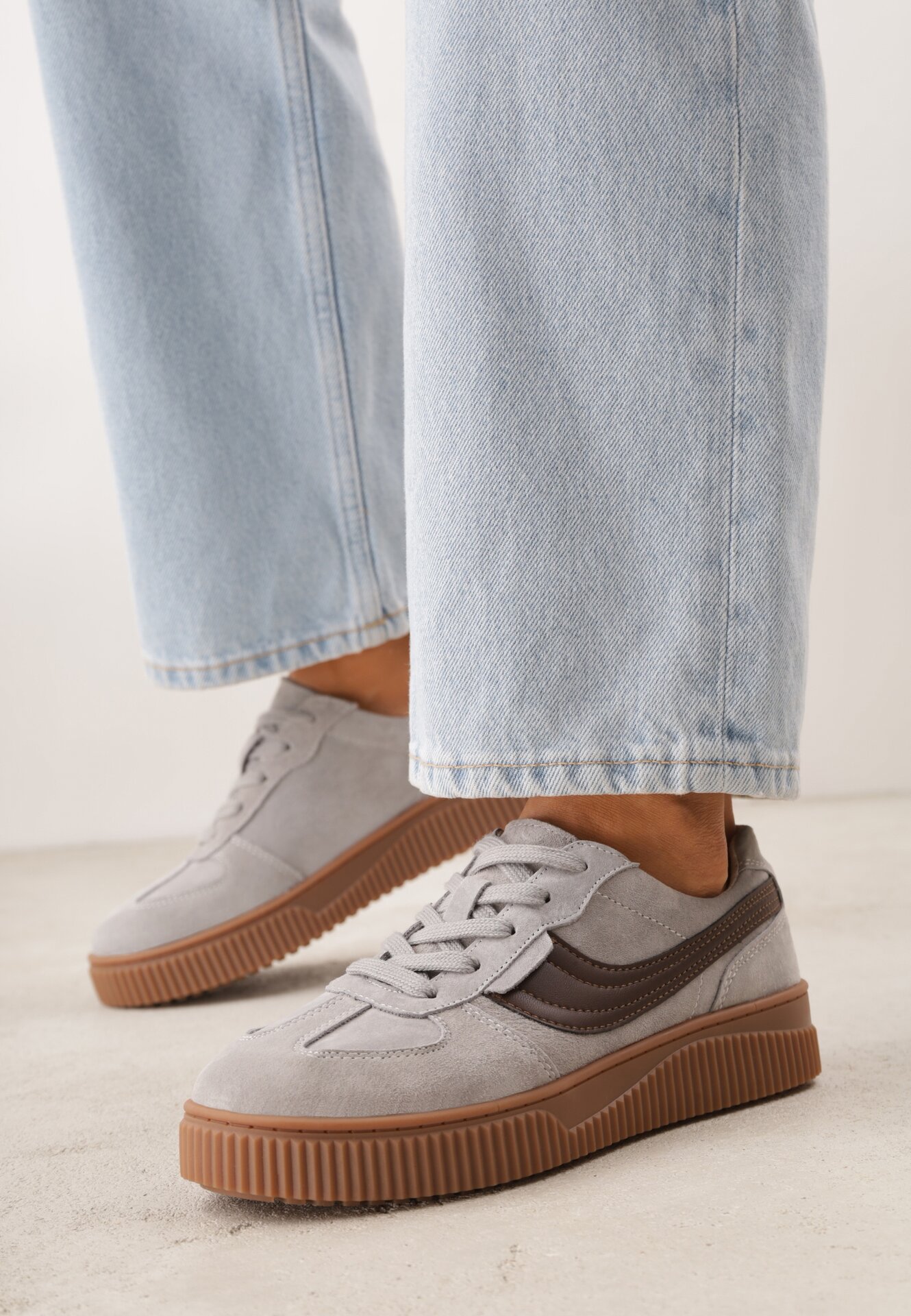 Szare Zamszowe Sneakersy w Stylu Klasycznych Tenisówek ze Skórzaną Wkładką Riosera