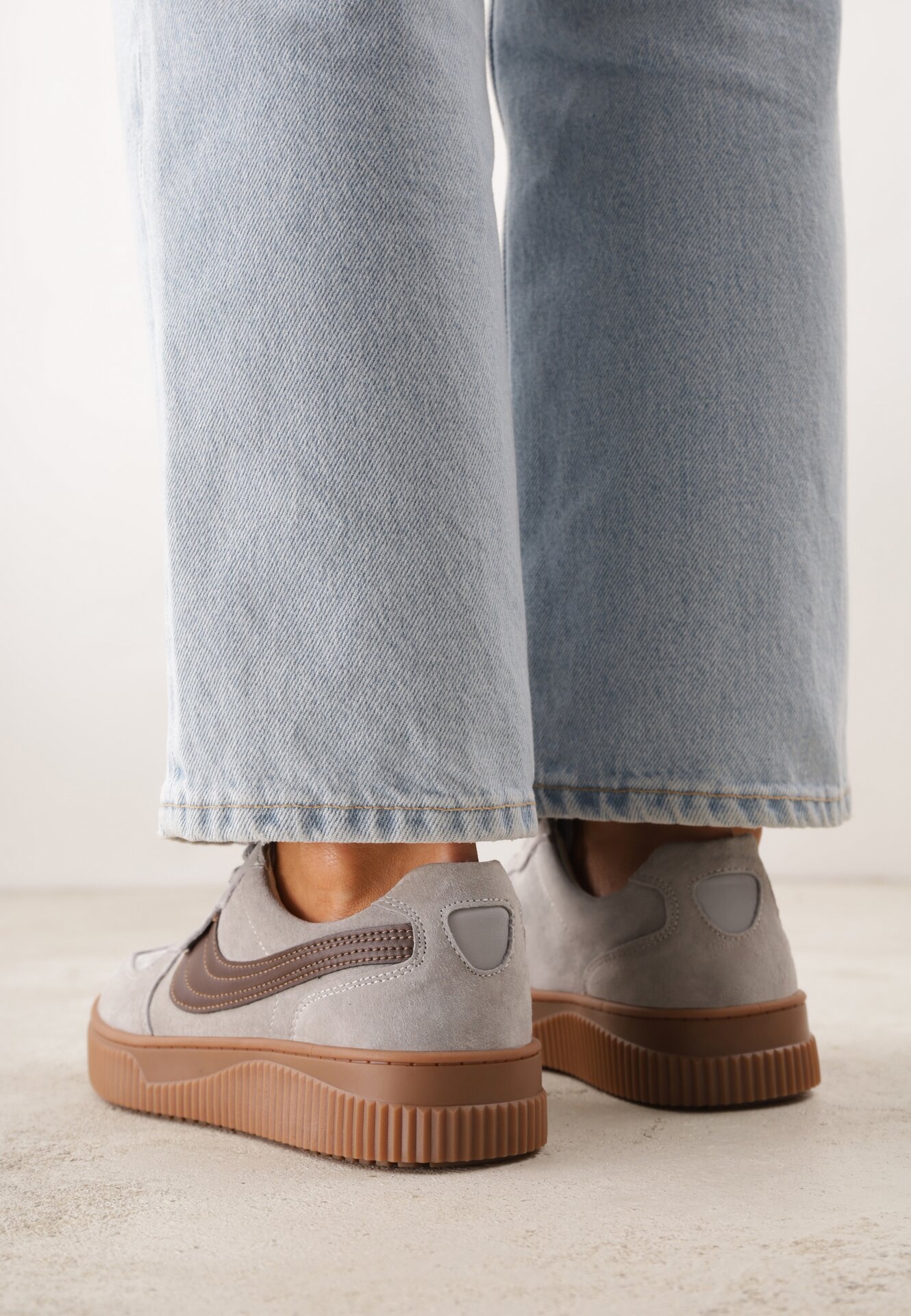 Szare Zamszowe Sneakersy w Stylu Klasycznych Tenisówek ze Skórzaną Wkładką Riosera