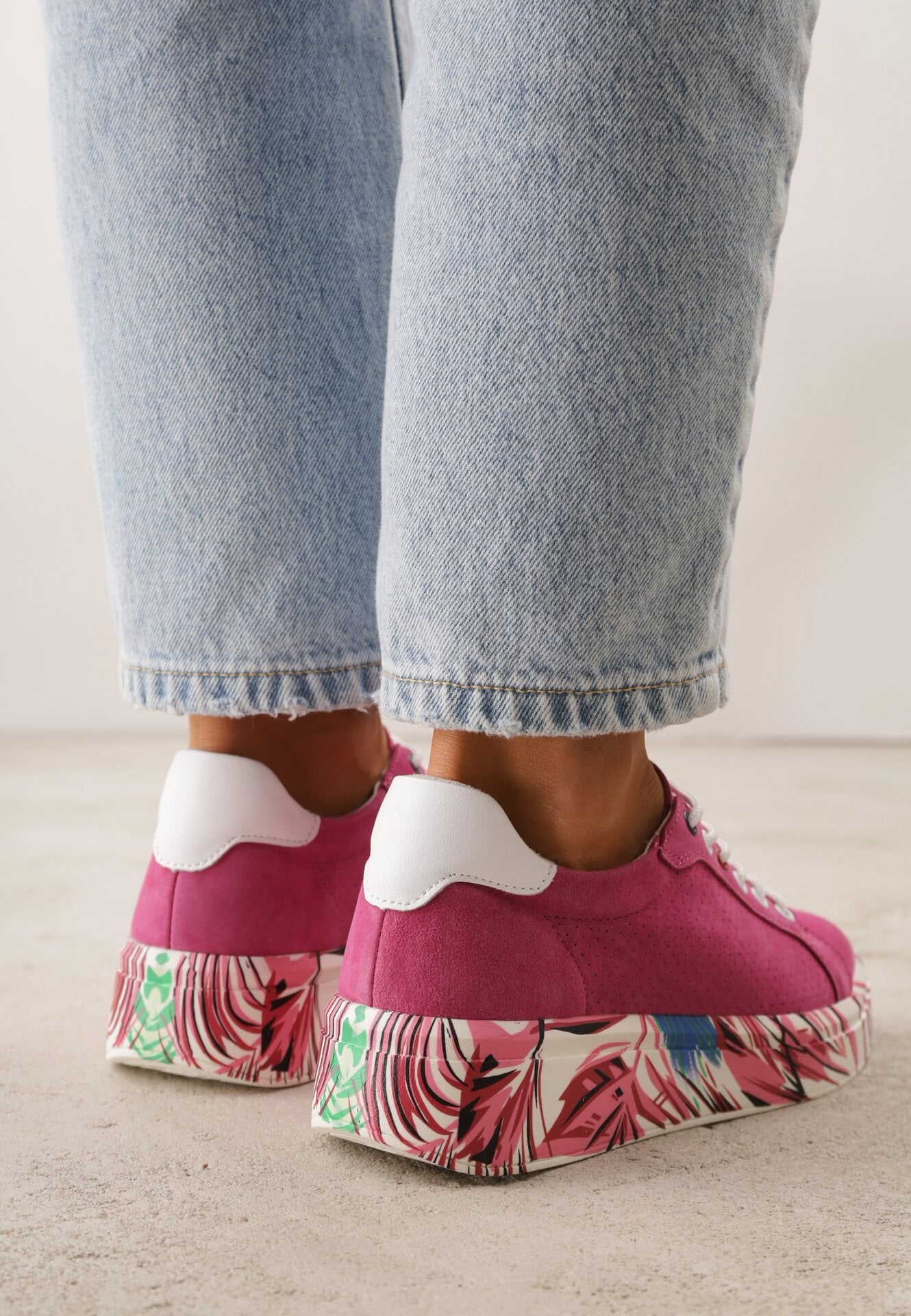 Fuksjowe Sneakersy ze Skóry Naturalnej z Perforacją i Motywem Piór Riosinda