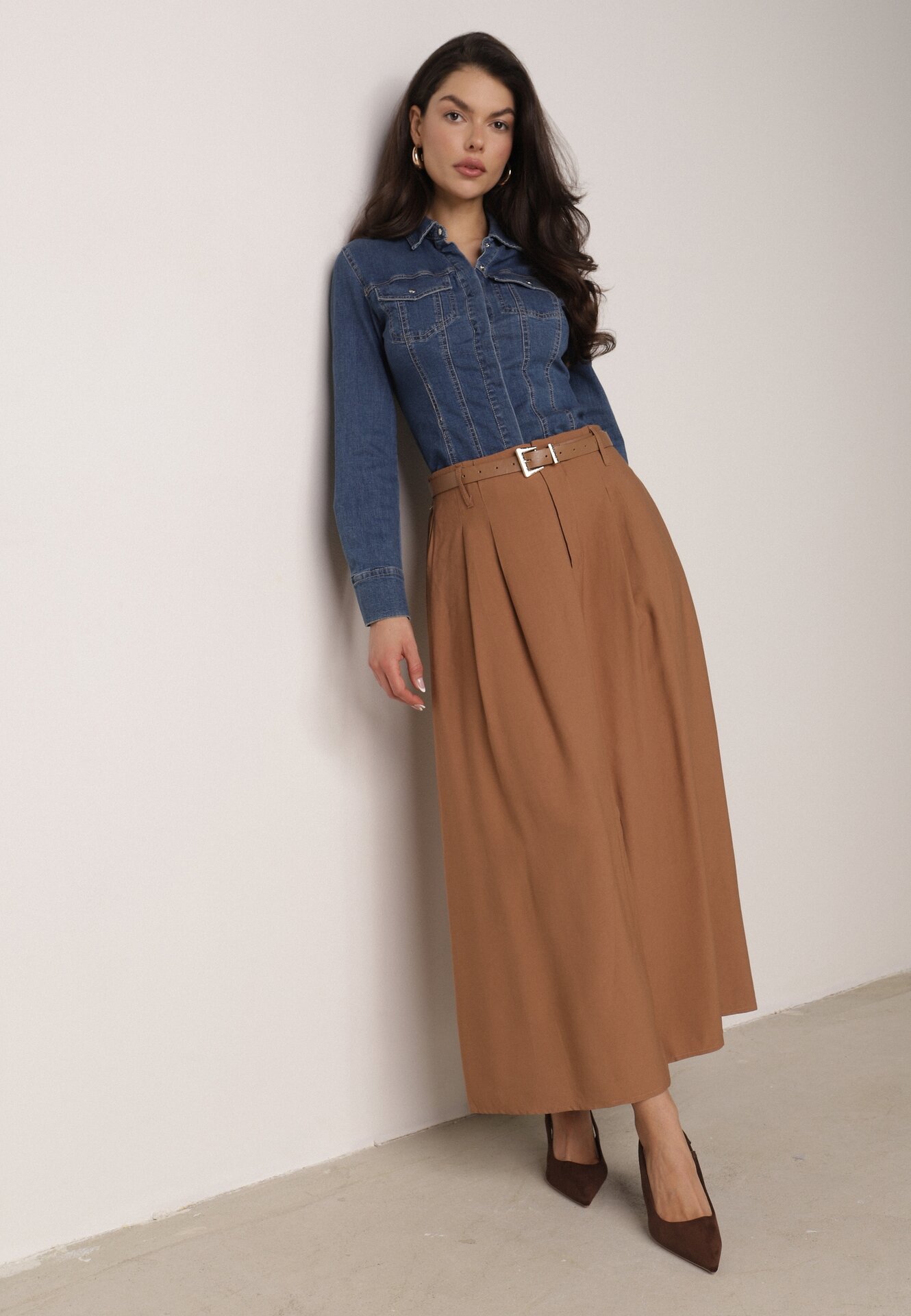 Brązowa Wiskozowa Spódnica o Rozkloszowanym Kroju z Rozcięciem i Paskiem Jaelia