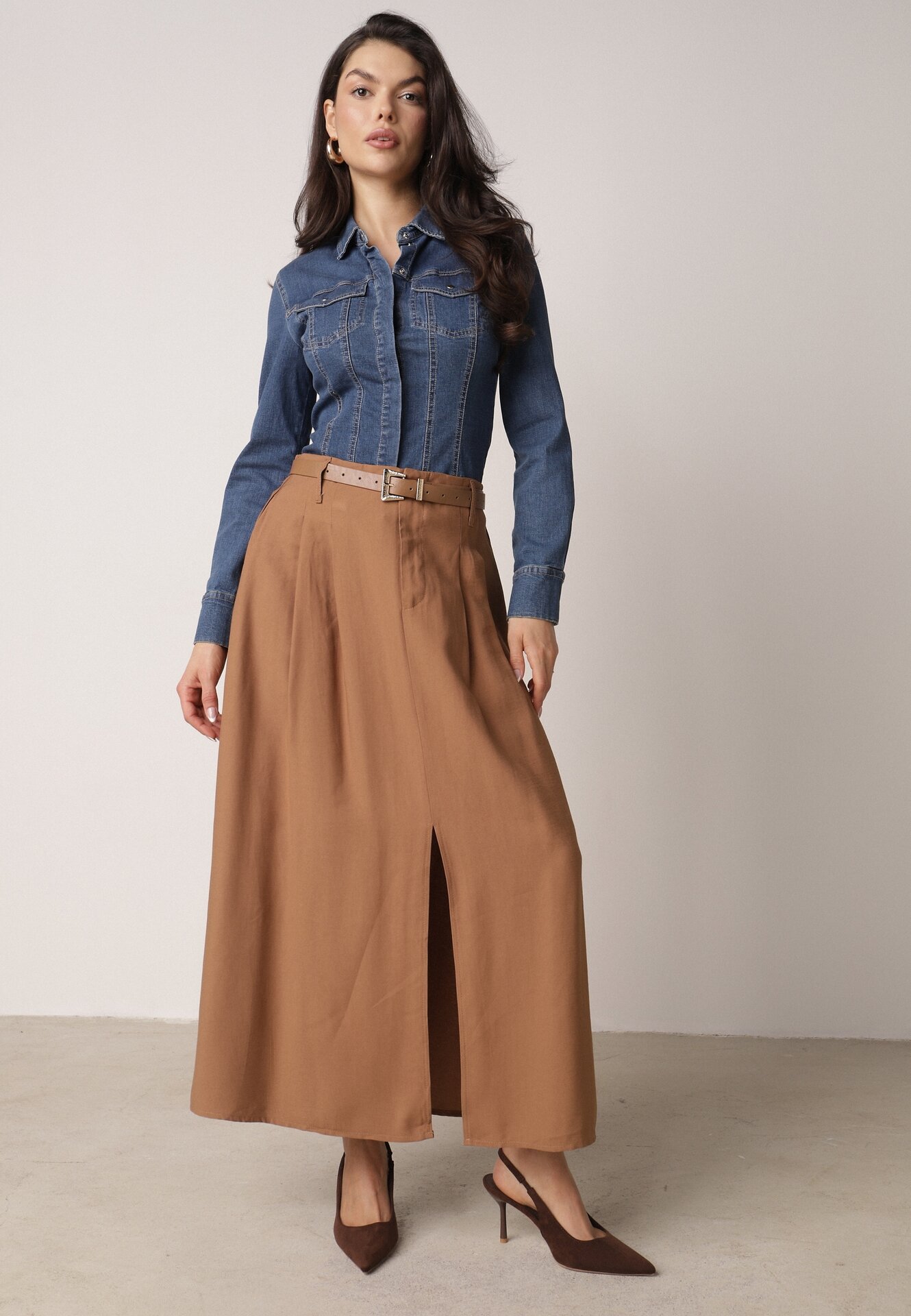 Brązowa Wiskozowa Spódnica o Rozkloszowanym Kroju z Rozcięciem i Paskiem Jaelia