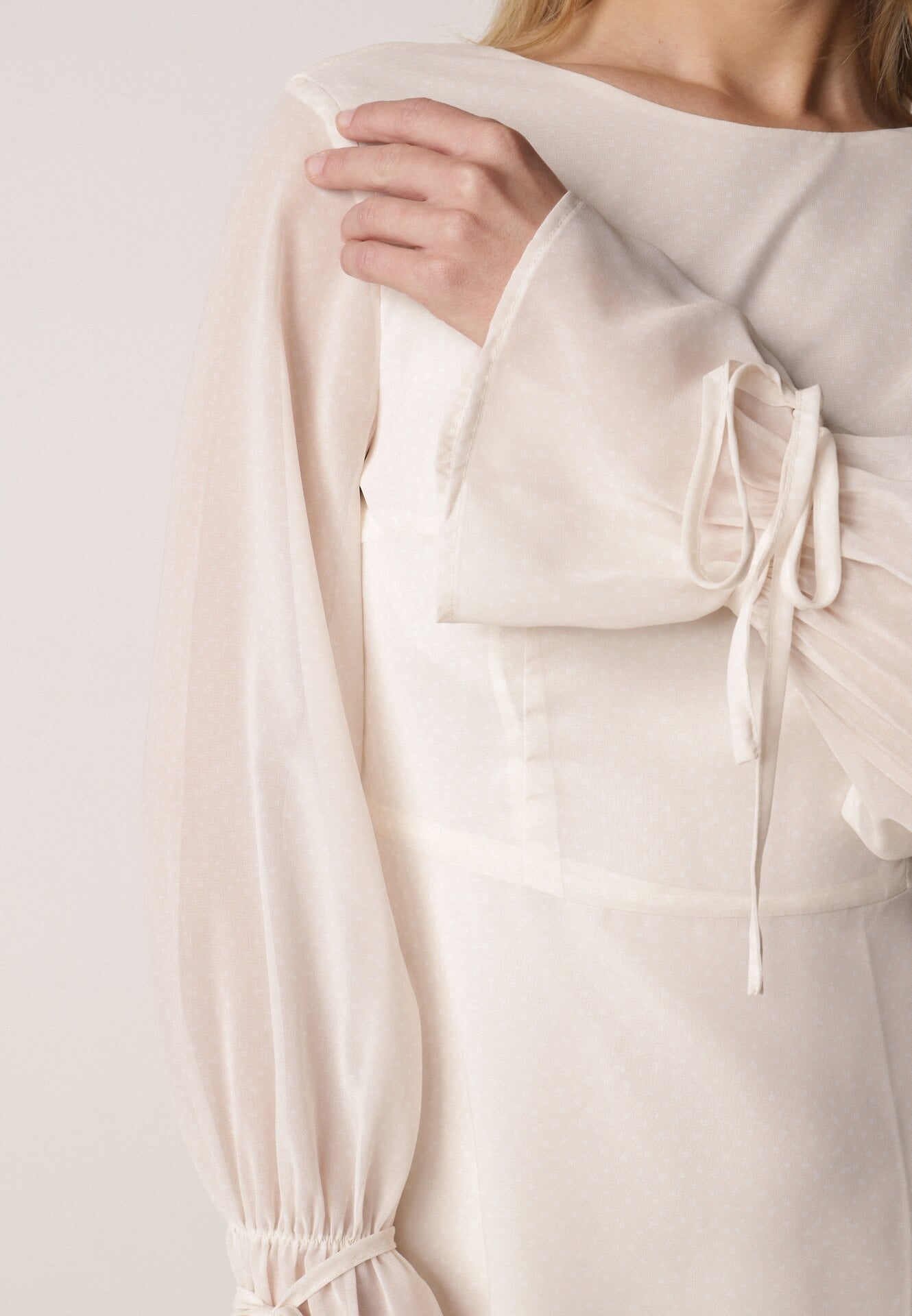 Beżowa Rozkloszowana Sukienka Vices z Bufiastymi Rękawami Eriane