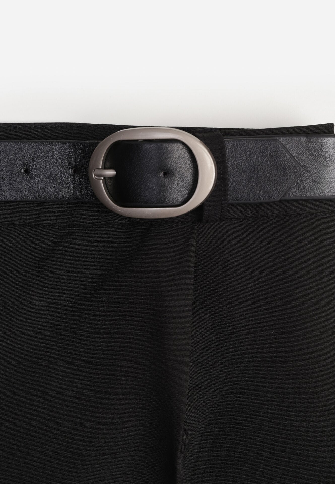 Czarne Garniturowe Spodnie VICES na Kant z Wszytym Paskiem z Klamrą Azivore