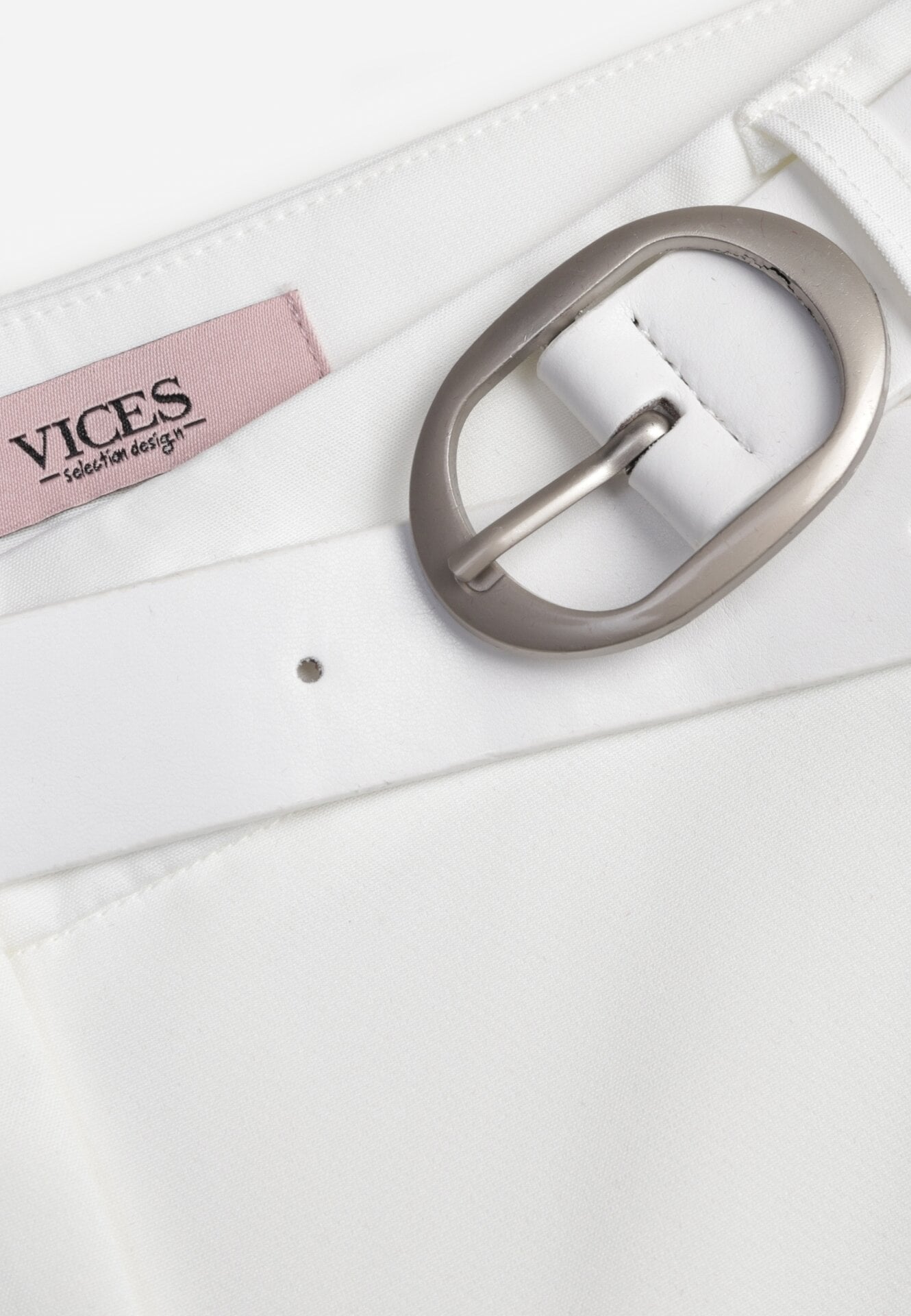 Białe Garniturowe Spodnie VICES na Kant z Wszytym Paskiem z Klamrą Azivore