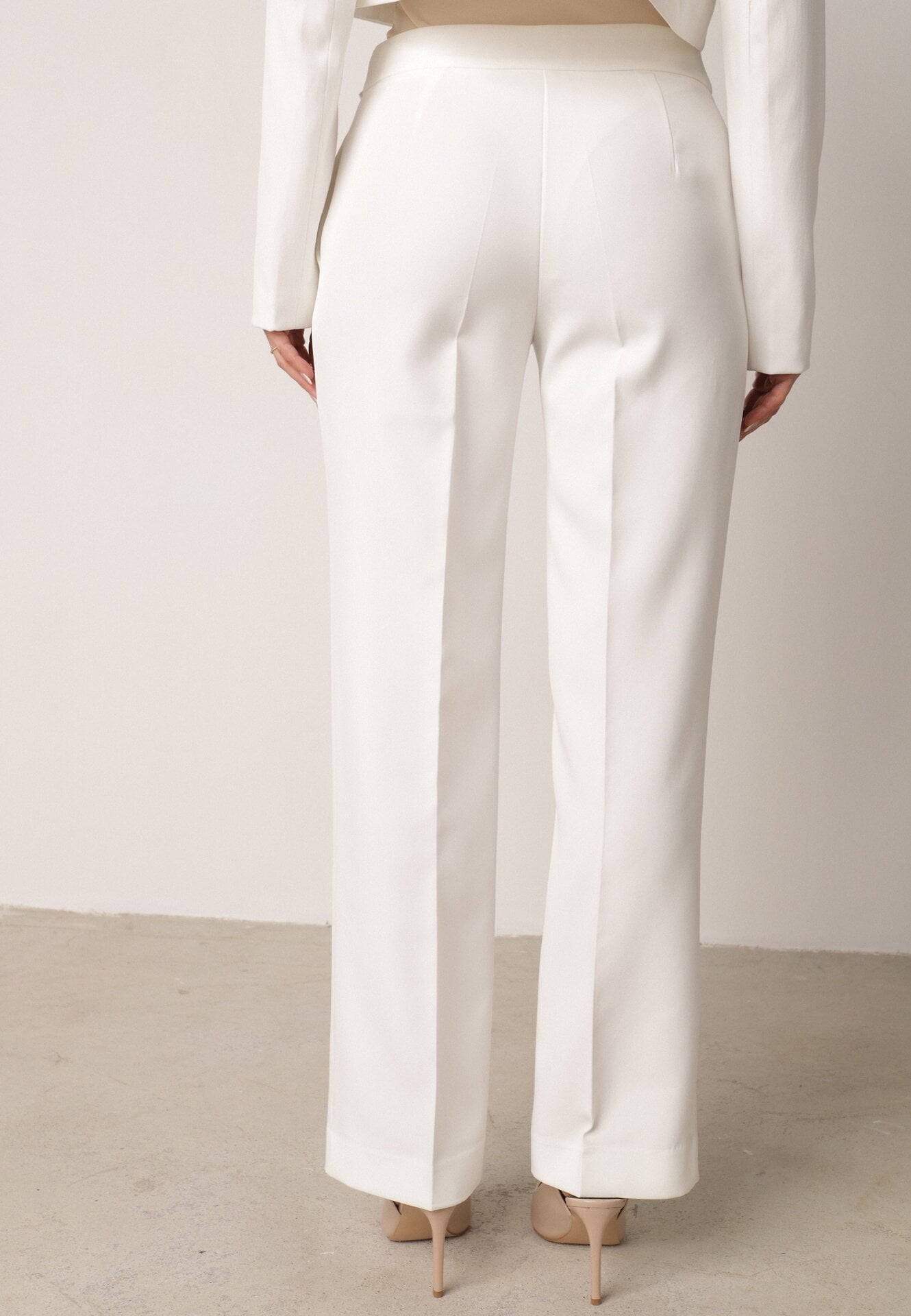 Białe Garniturowe Spodnie VICES na Kant z Wszytym Paskiem z Klamrą Azivore