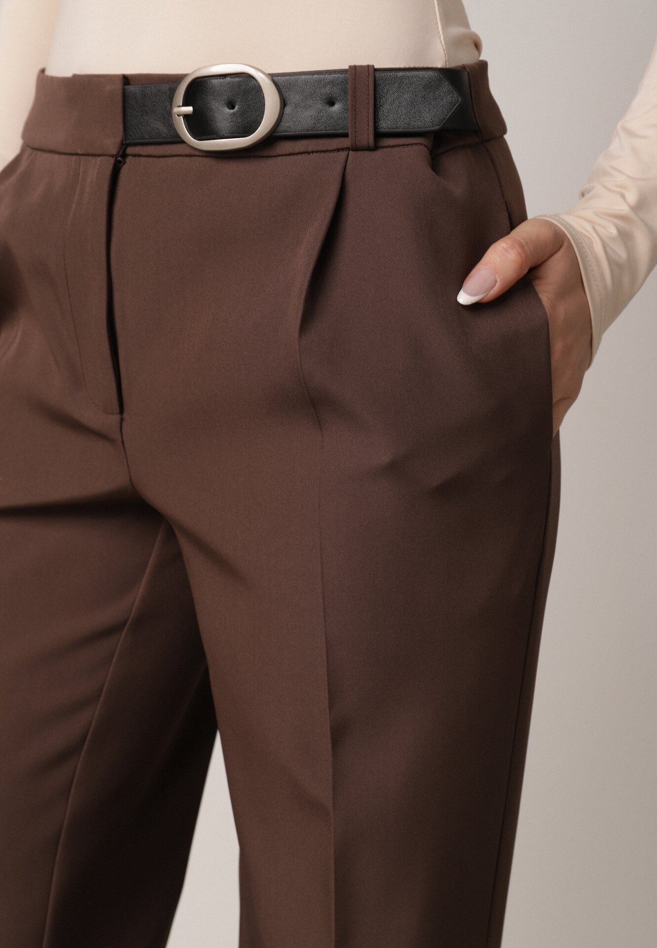 Brązowe Garniturowe Spodnie VICES na Kant z Wszytym Paskiem z Klamrą Azivore