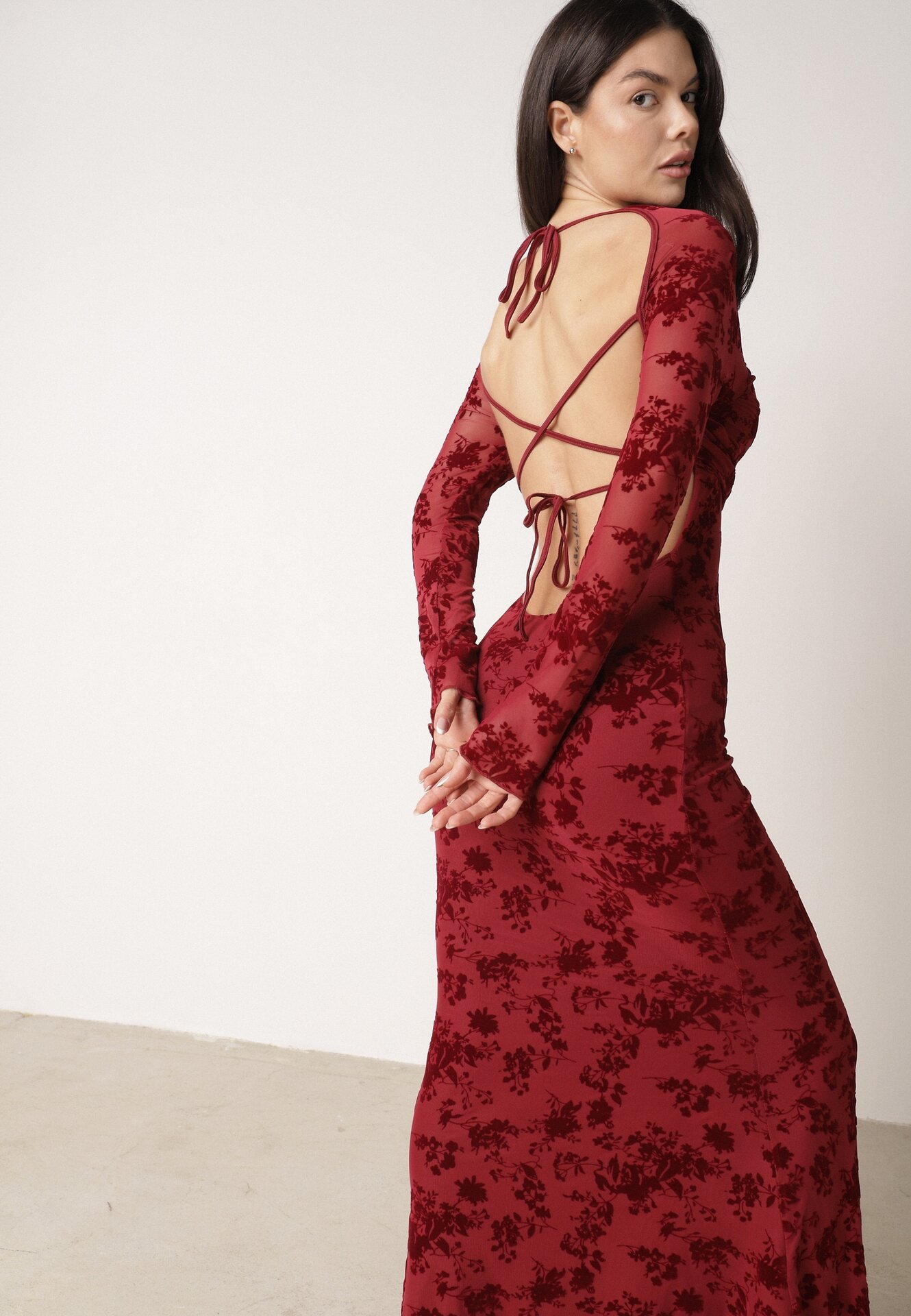 Czerwona Dopasowana Sukienka VICES z Odkrytymi Plecami Ozdobiona Tiulową Koronką Ravita