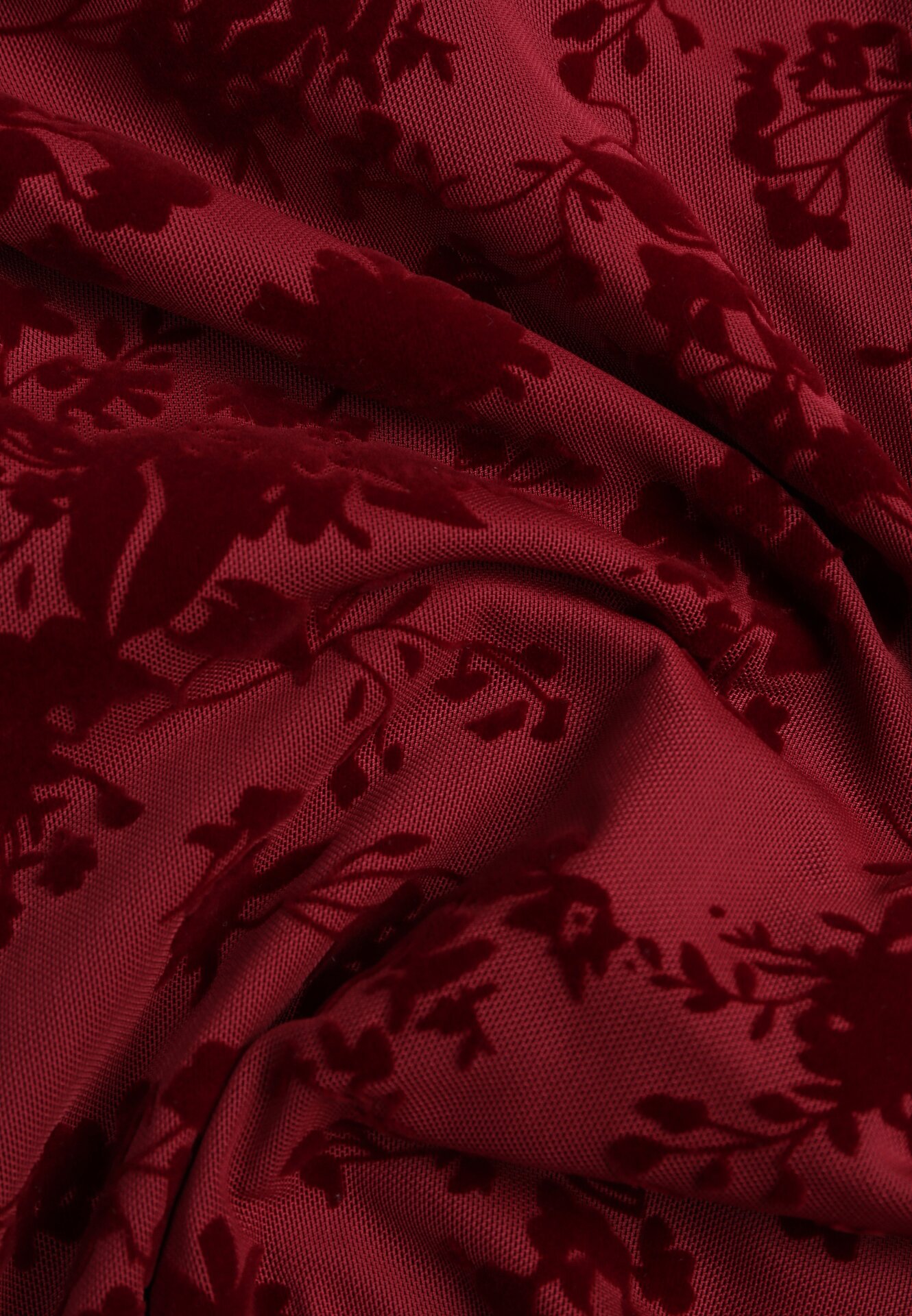 Czerwona Dopasowana Sukienka VICES z Odkrytymi Plecami Ozdobiona Tiulową Koronką Ravita