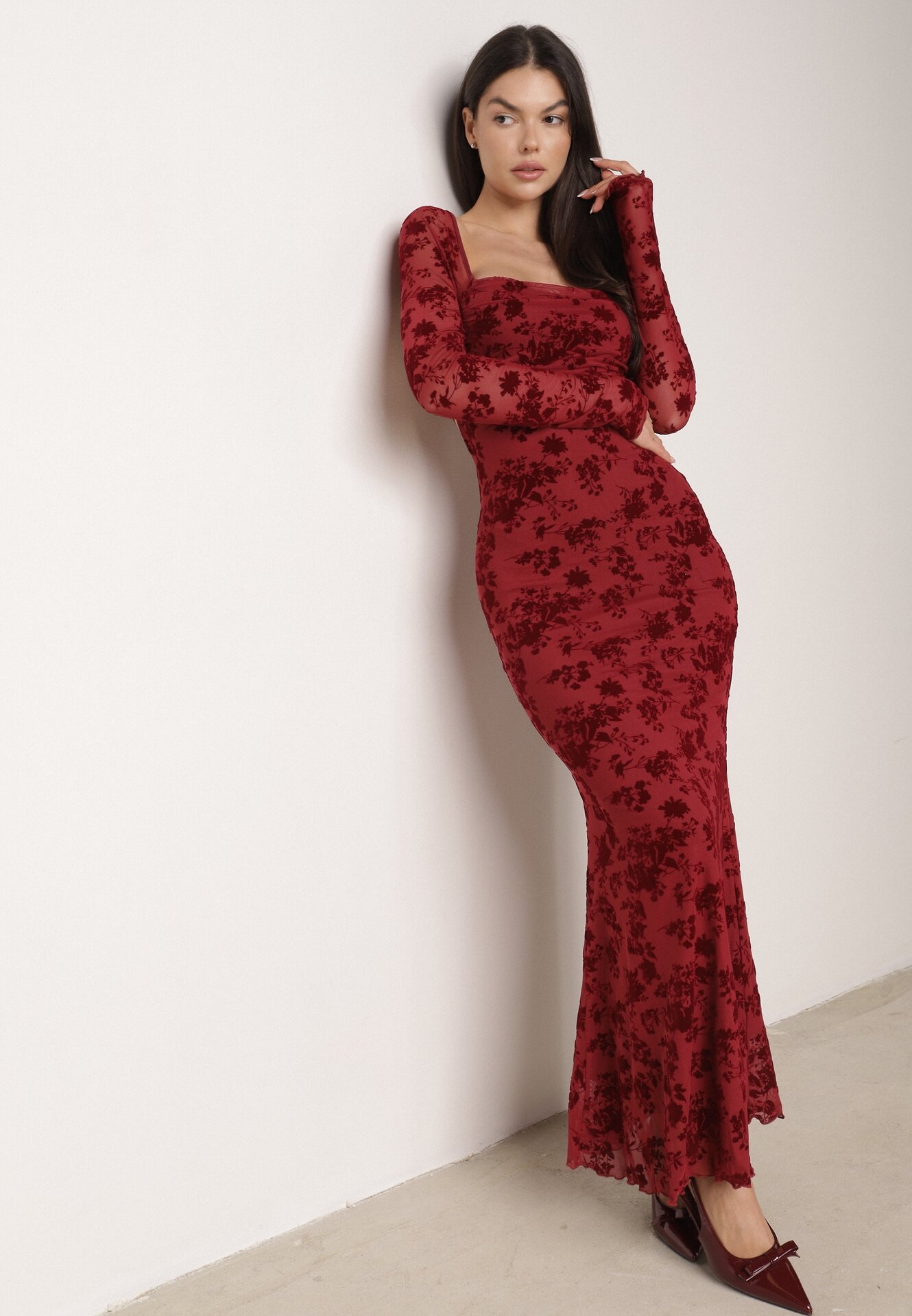 Czerwona Dopasowana Sukienka VICES z Odkrytymi Plecami Ozdobiona Tiulową Koronką Ravita