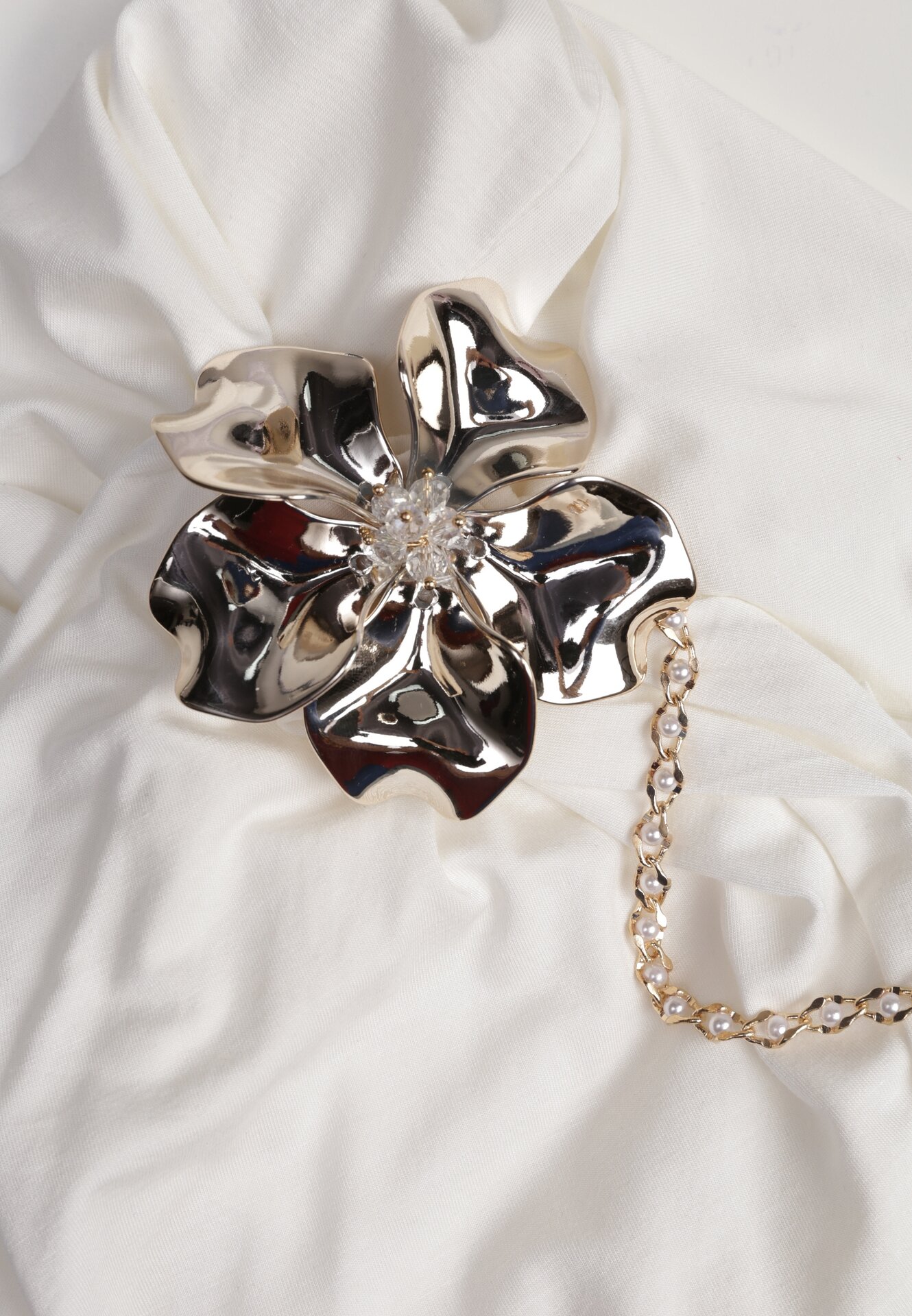 Biały Elegancki Top Halter Ozdobiony Łańcuszkiem i Kwiatową Broszką Idisara