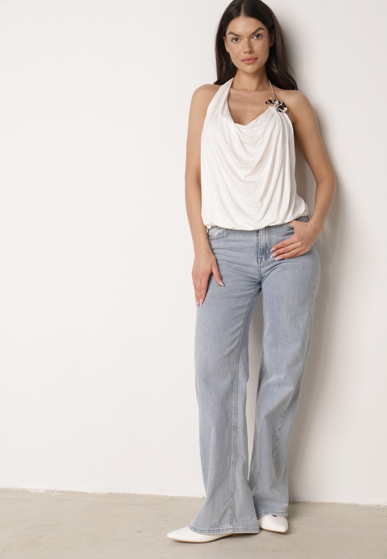 Biały Elegancki Top Halter Ozdobiony Łańcuszkiem i Kwiatową Broszką Idisara