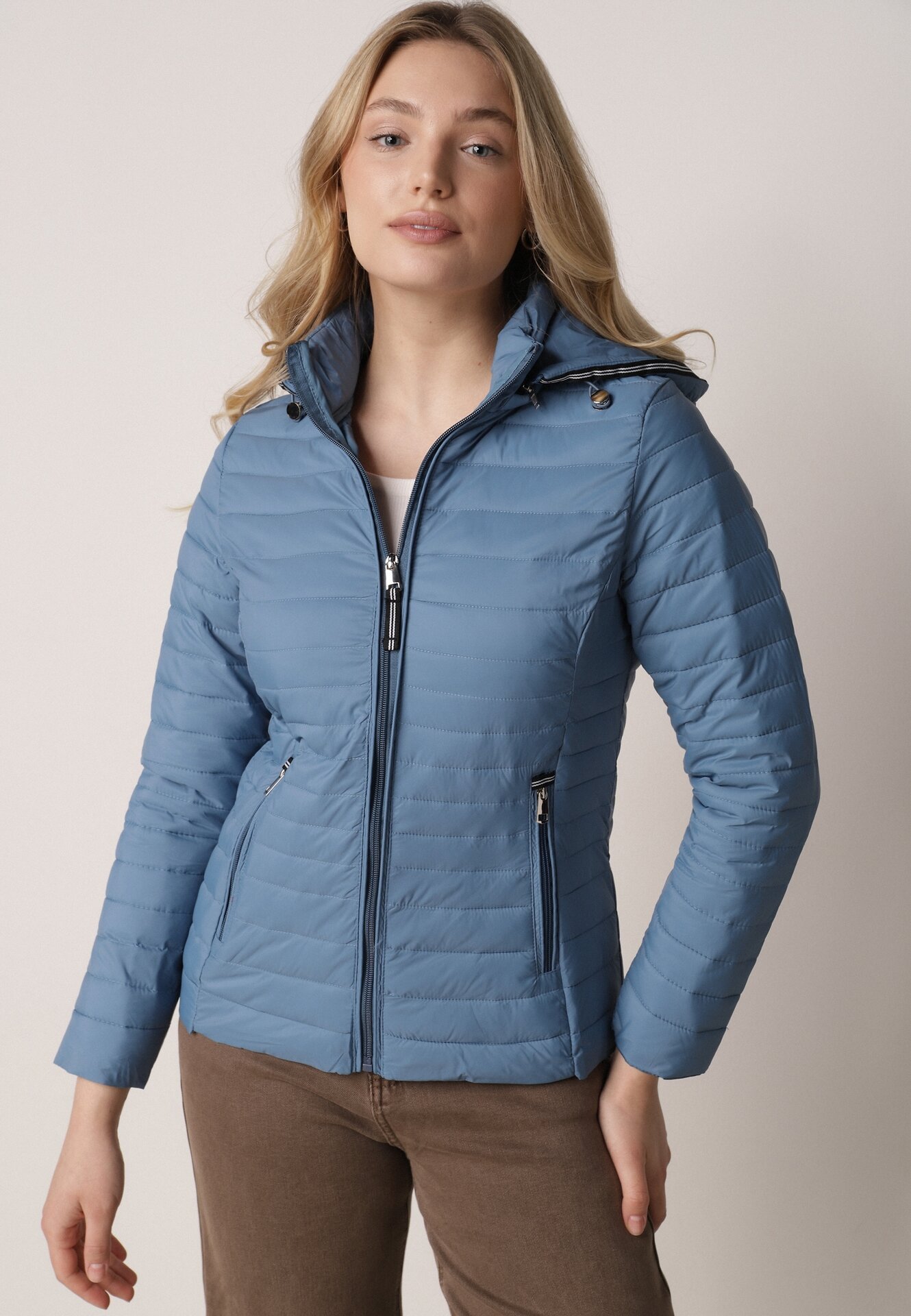 Niebieska Pikowana Kurtka Przejściowa z Kapturem z Lamówką i Ściągaczami Zidara