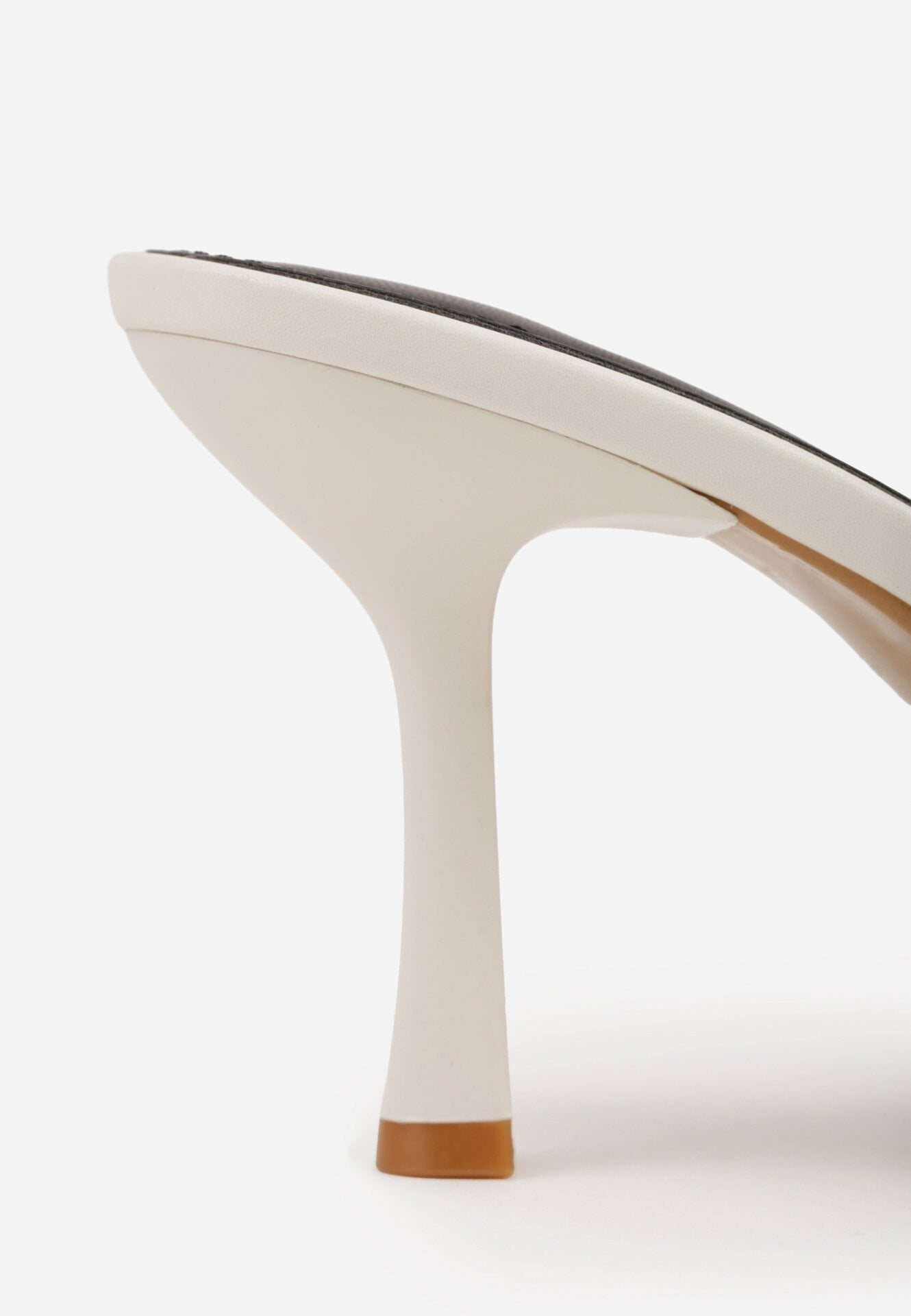 Białe Klapki na Szpilce z Otwartym Noskiem w Szpic Sewnessa