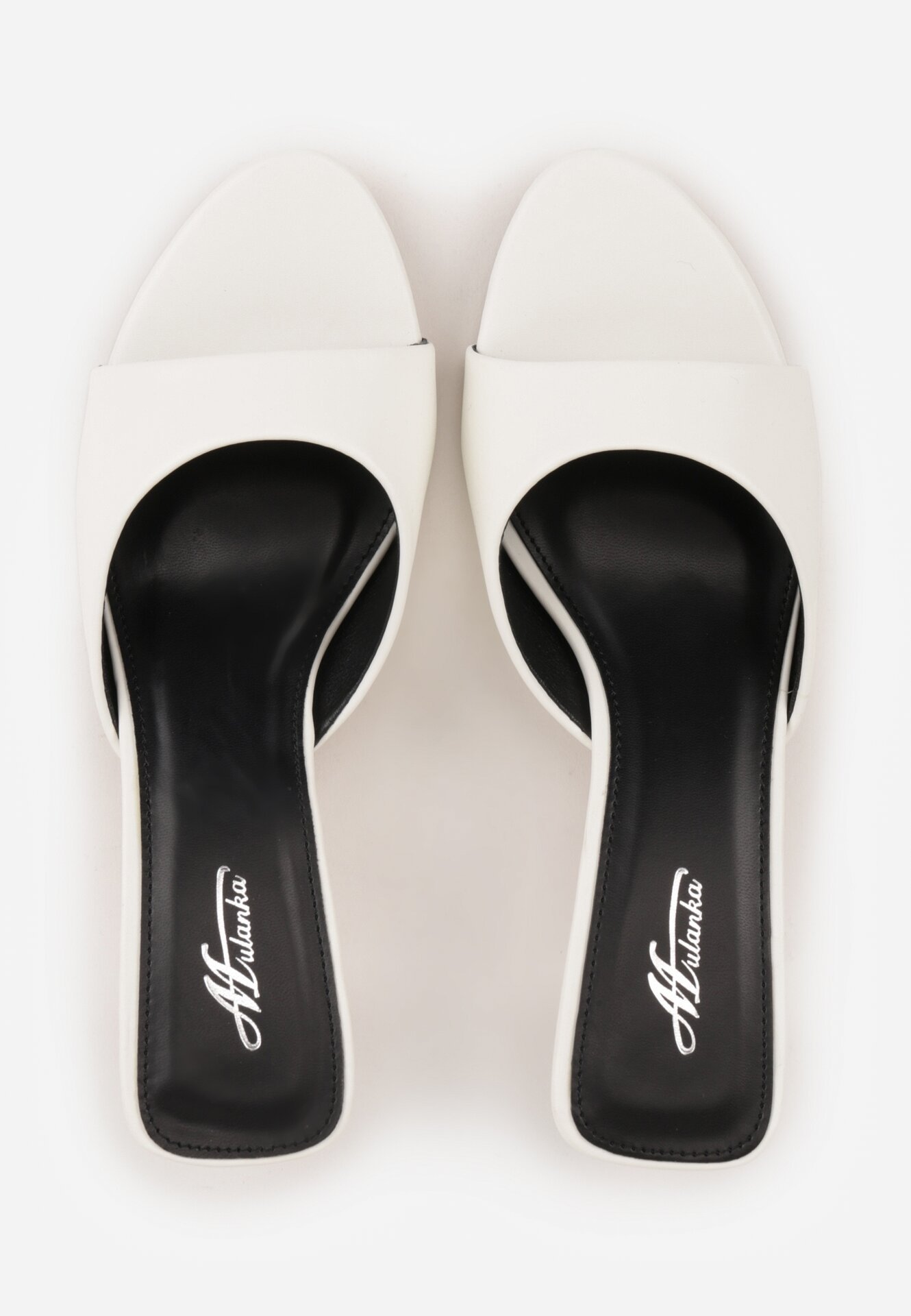 Białe Klapki na Kaczuszce z Otwartym Noskiem Calenatia