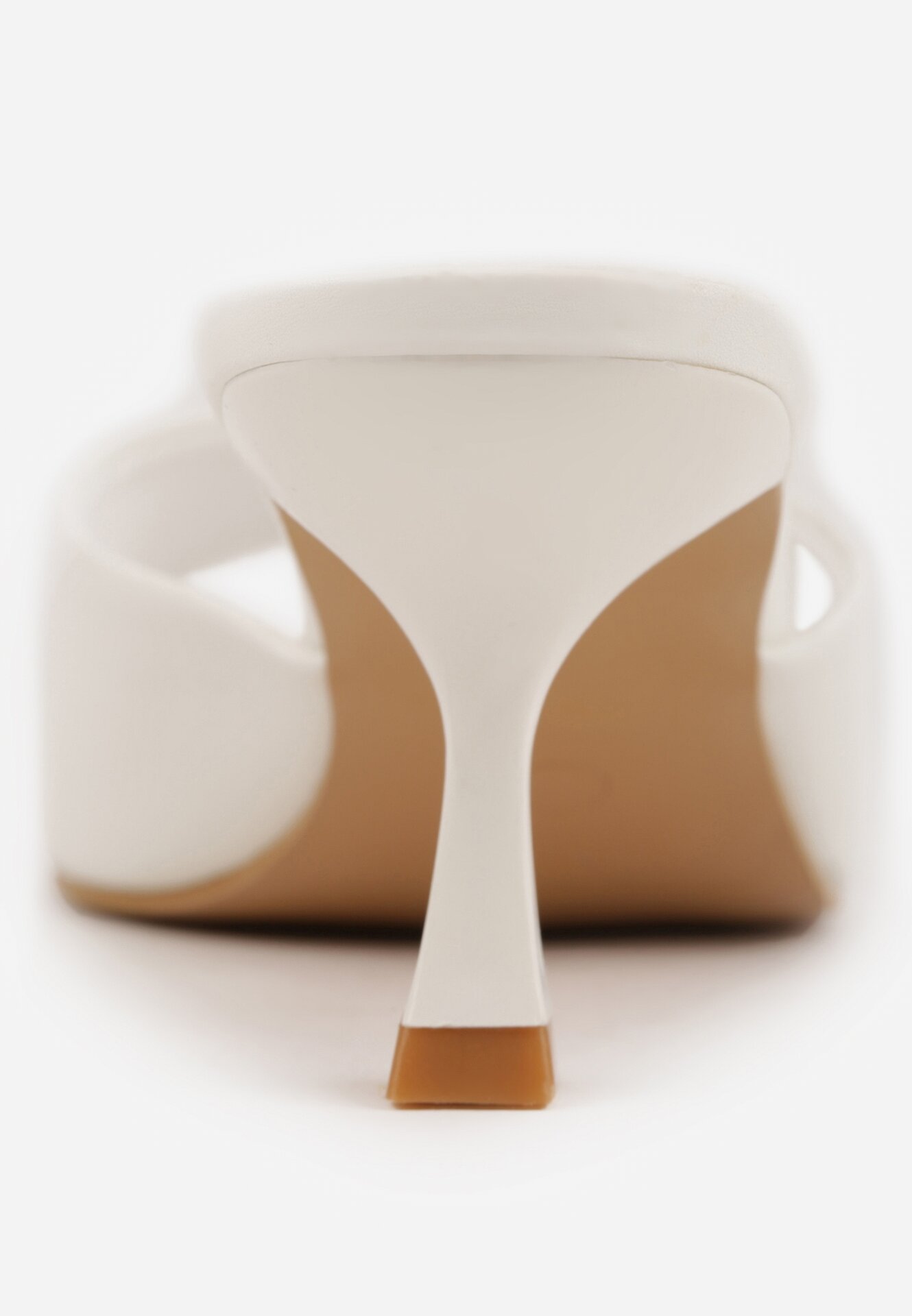 Białe Klapki na Niskiej Szpilce z Odkrytym Noskiem Cametea