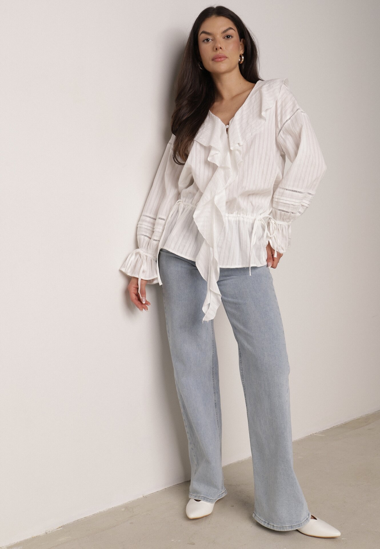 Biała Bawełniana Bluzka w Romantycznym Stylu z Falbankami i Wiązaniem Cezarina