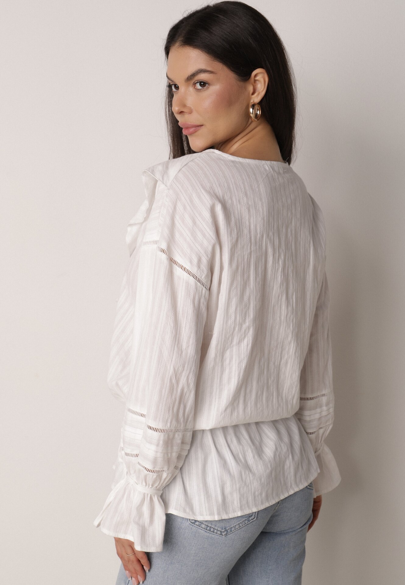 Biała Bawełniana Bluzka w Romantycznym Stylu z Falbankami i Wiązaniem Cezarina