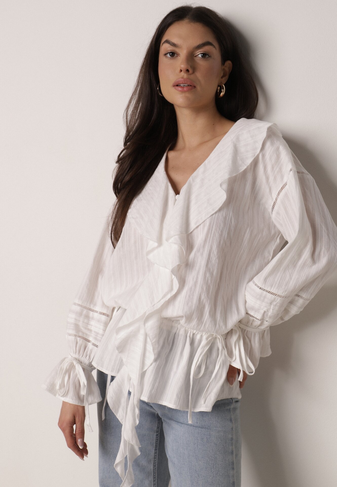 Biała Bawełniana Bluzka w Romantycznym Stylu z Falbankami i Wiązaniem Cezarina