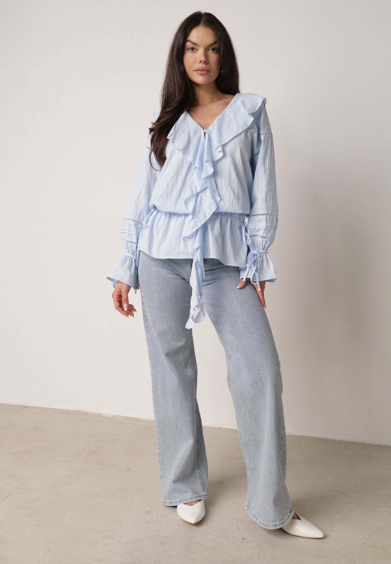 Niebieska Bawełniana Bluzka w Romantycznym Stylu z Falbankami i Wiązaniem Cezarina