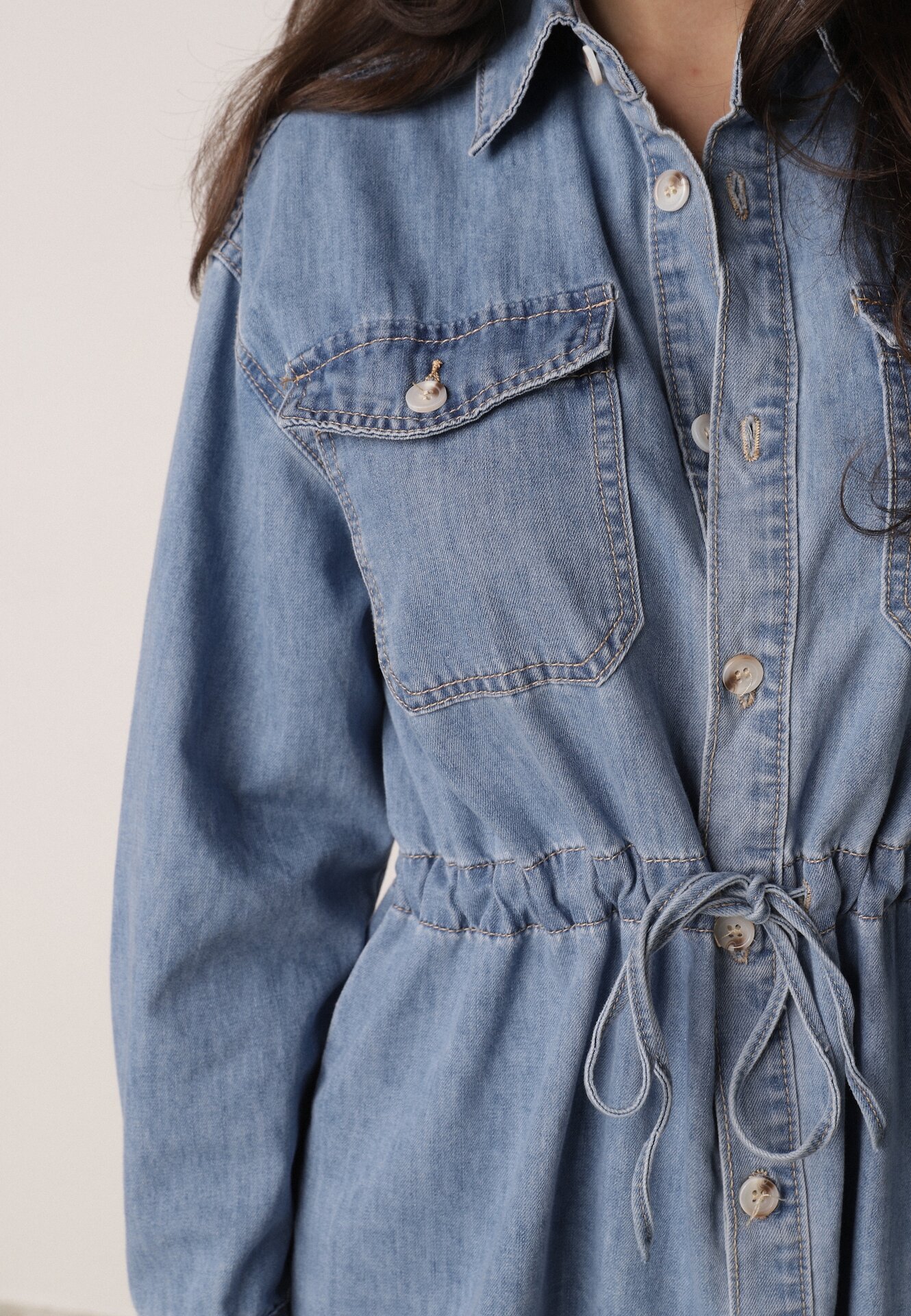 Niebieska Koszulowa Sukienka Jeansowa z Marszczeniem i Guzikami Dorinatta