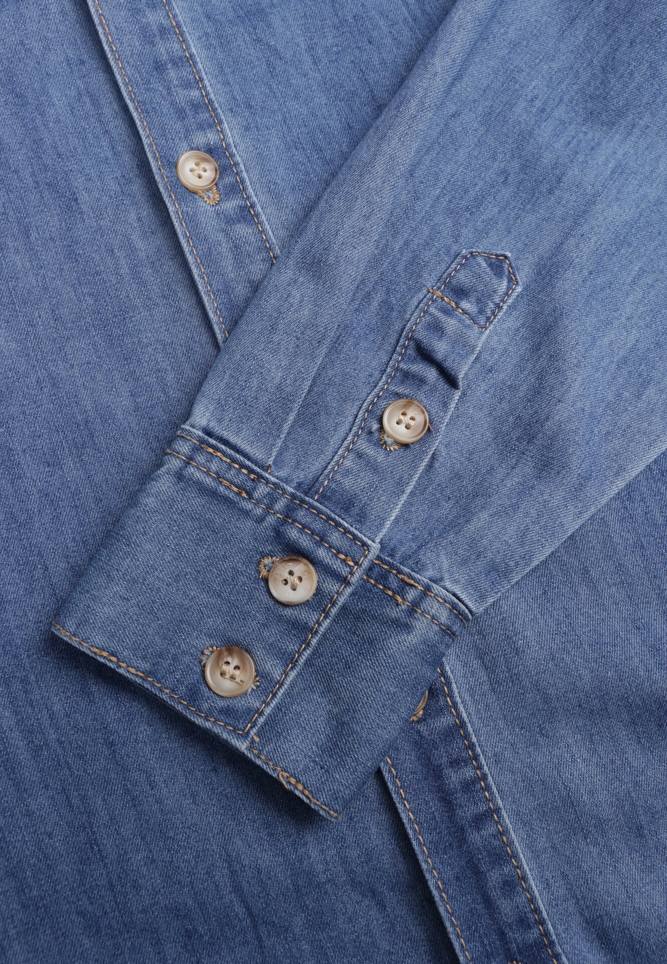 Niebieska Koszulowa Sukienka Jeansowa z Bawełną Ozdobiona Paskiem Carenatesa