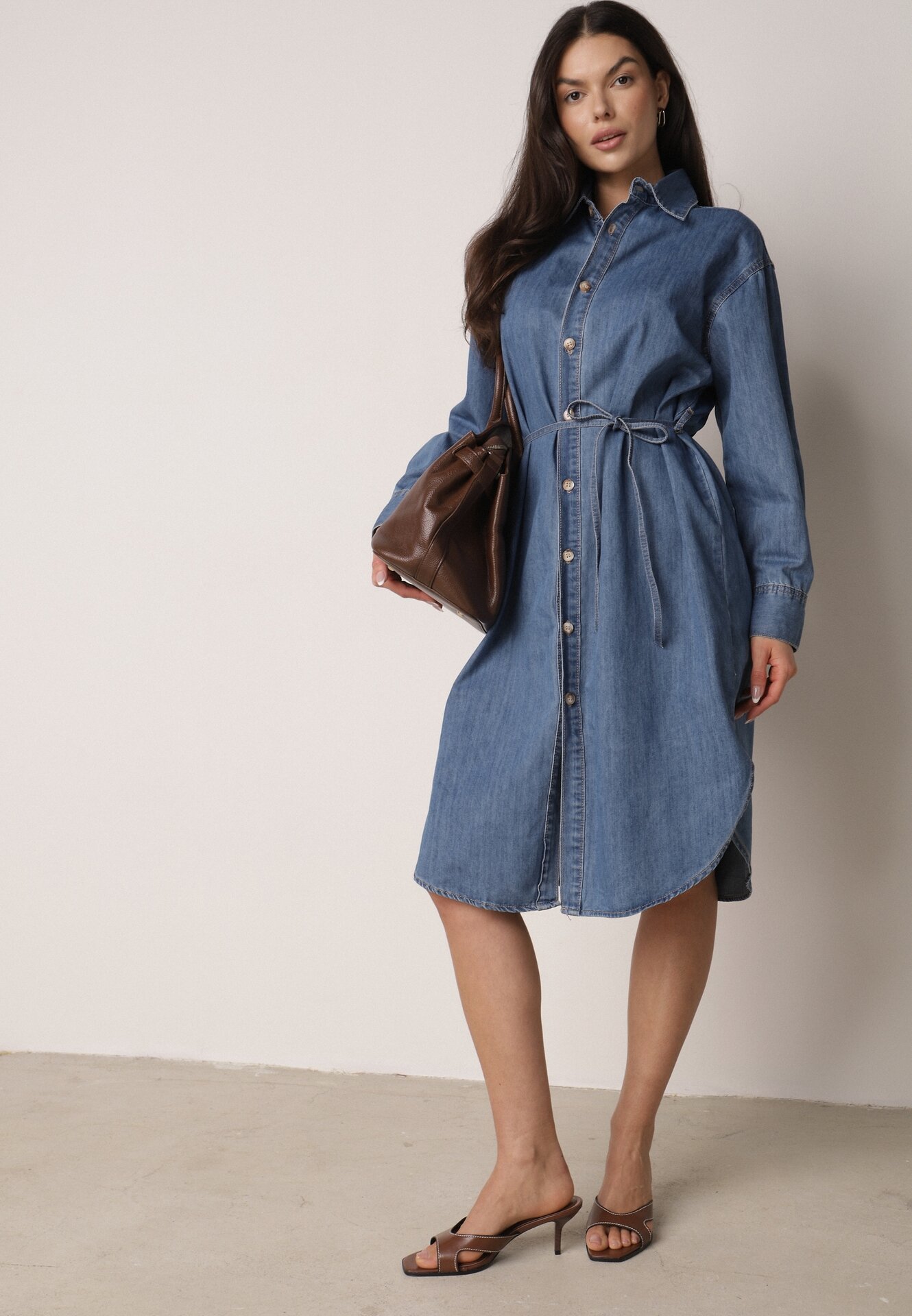 Niebieska Koszulowa Sukienka Jeansowa z Bawełną Ozdobiona Paskiem Carenatesa