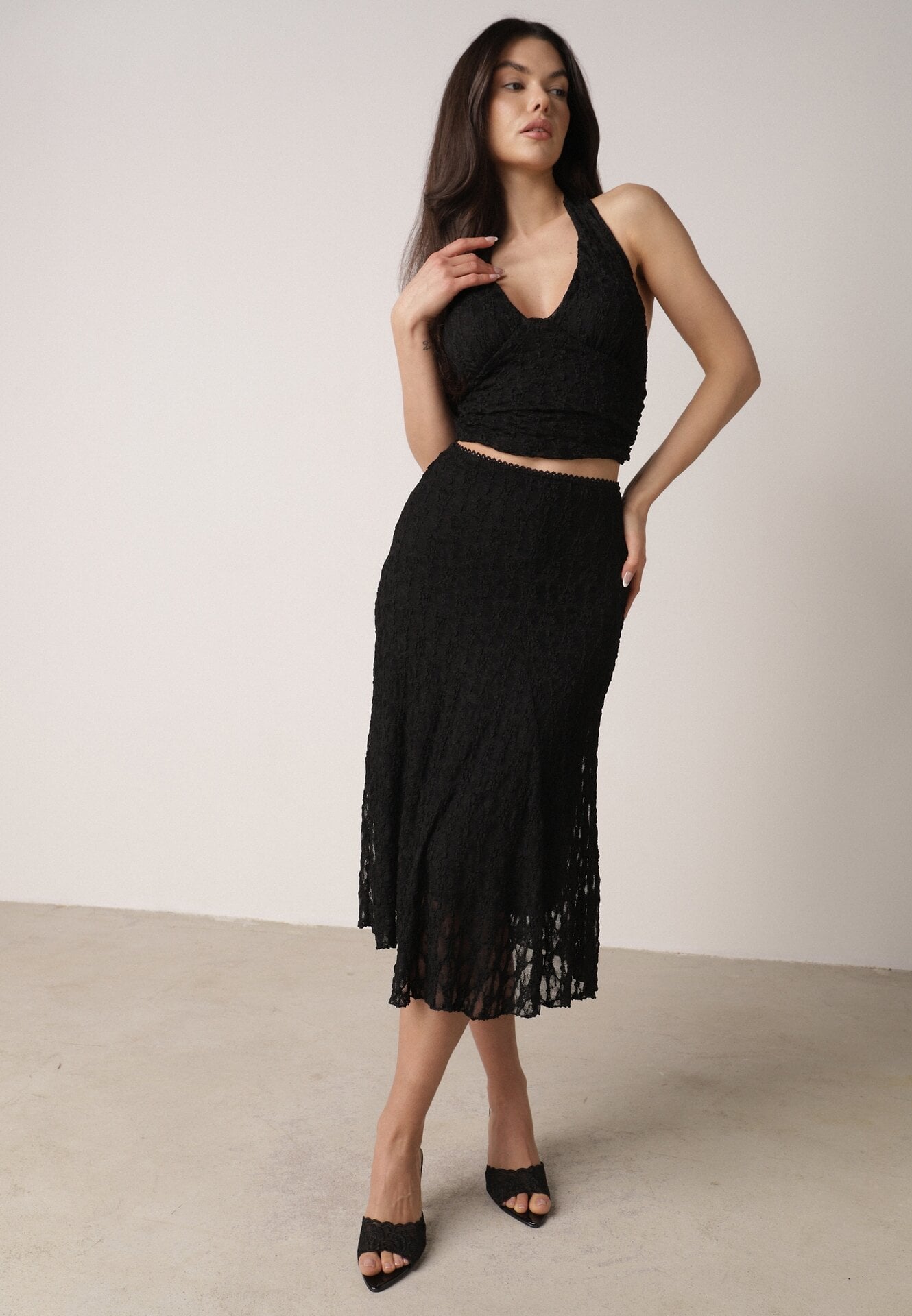 Czarny Koronkowy Komplet Top Wiązany na Szyi i Spódnica Corinatea