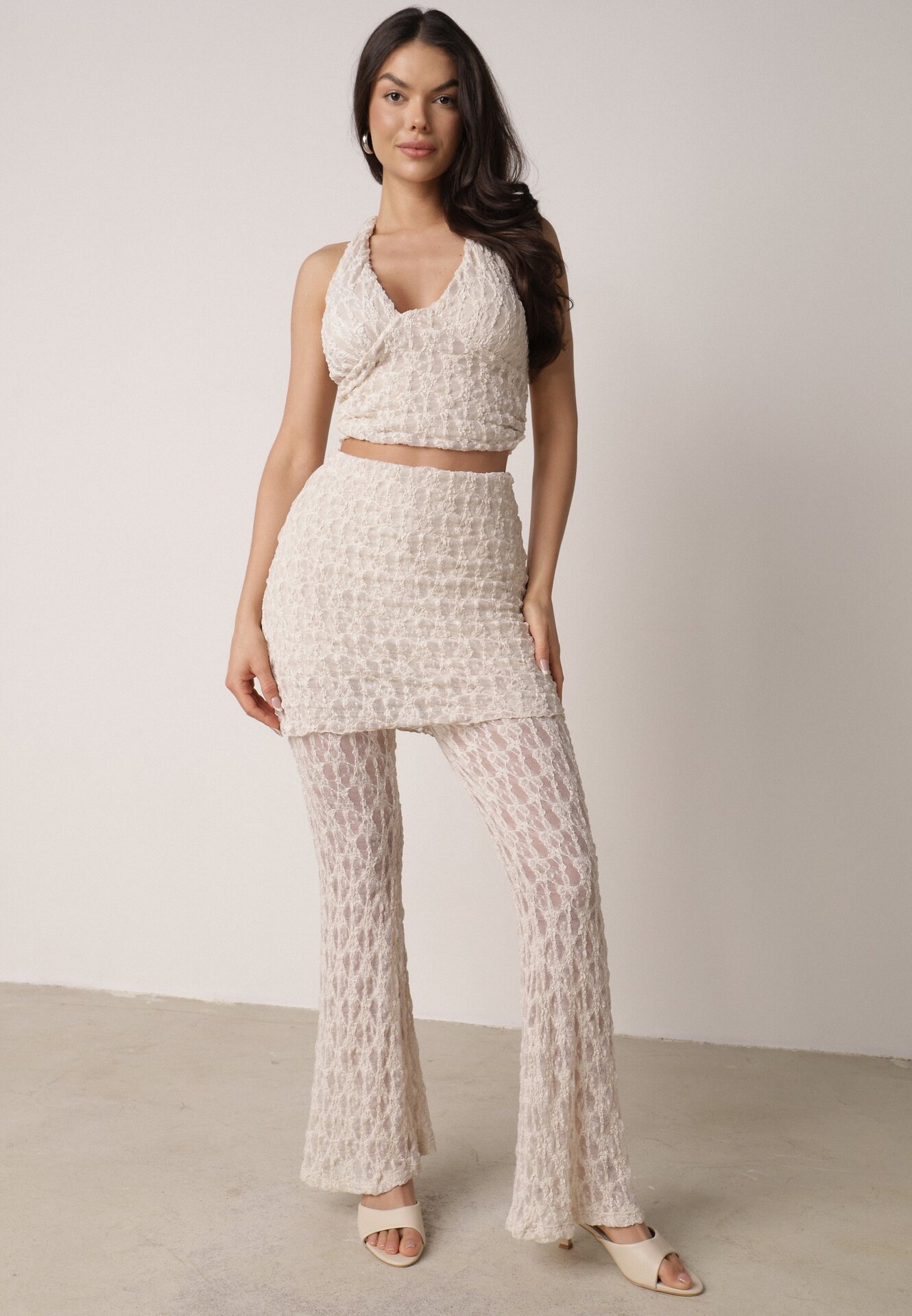 Beżowy Koronkowy Komplet Top z Odkrytymi Plecami i Spodnie z Imitacją Spódnicy Romine