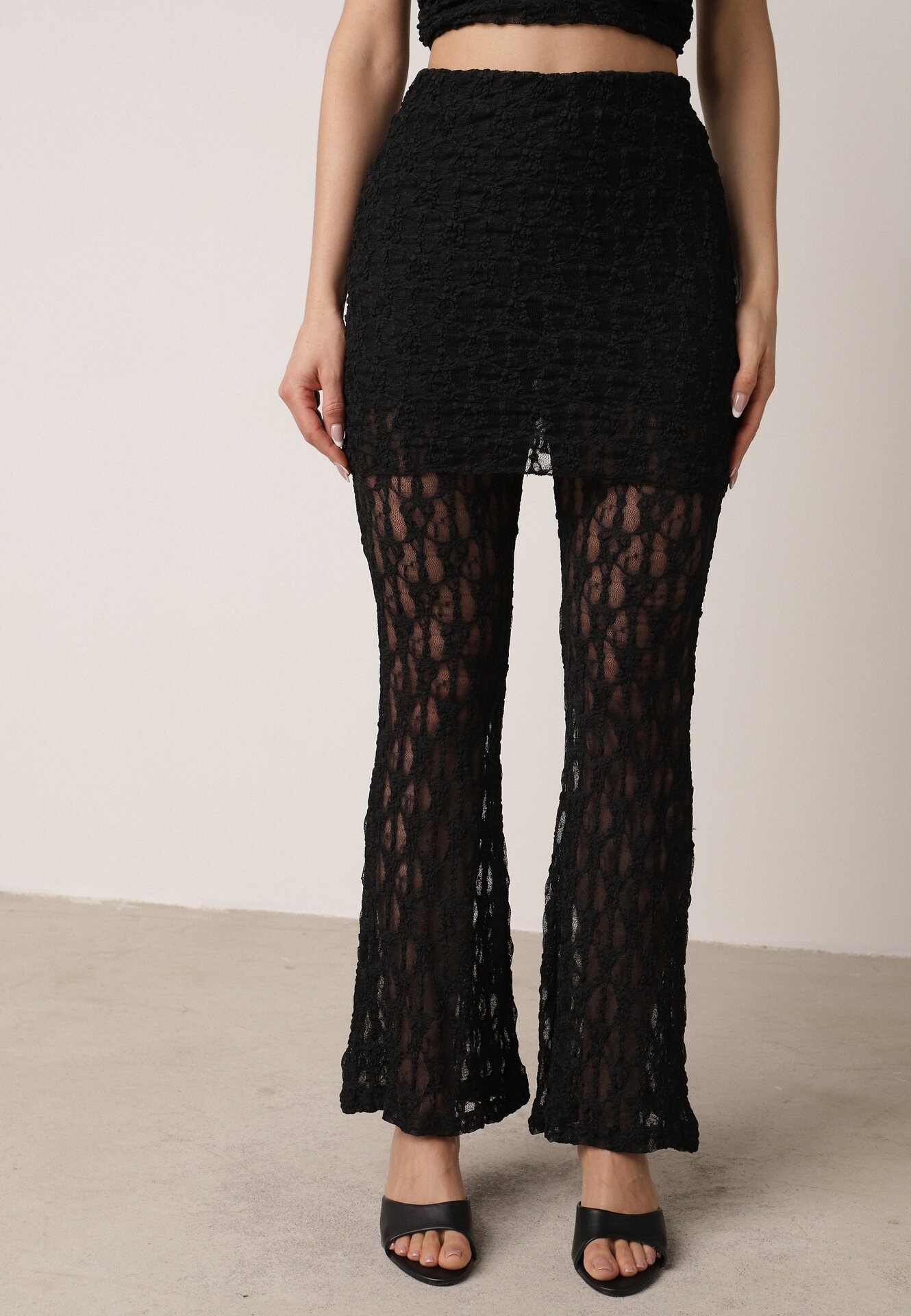 Czarny Koronkowy Komplet Top z Odkrytymi Plecami i Spodnie z Imitacją Spódnicy Romine