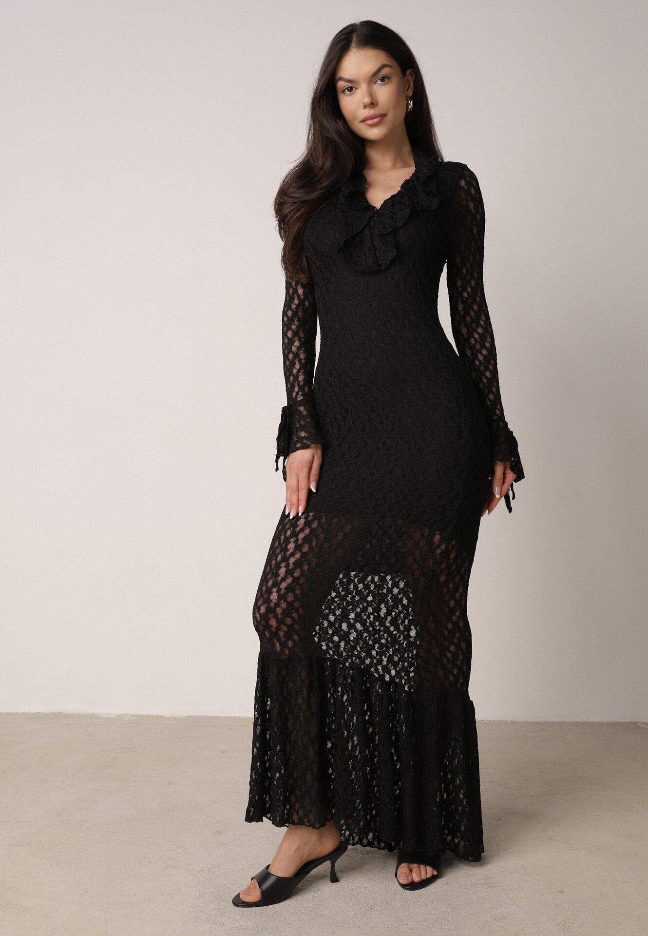 Czarna Koktajlowa Sukienka Koronkowa z Dekoltem V i Falbanami Frevina