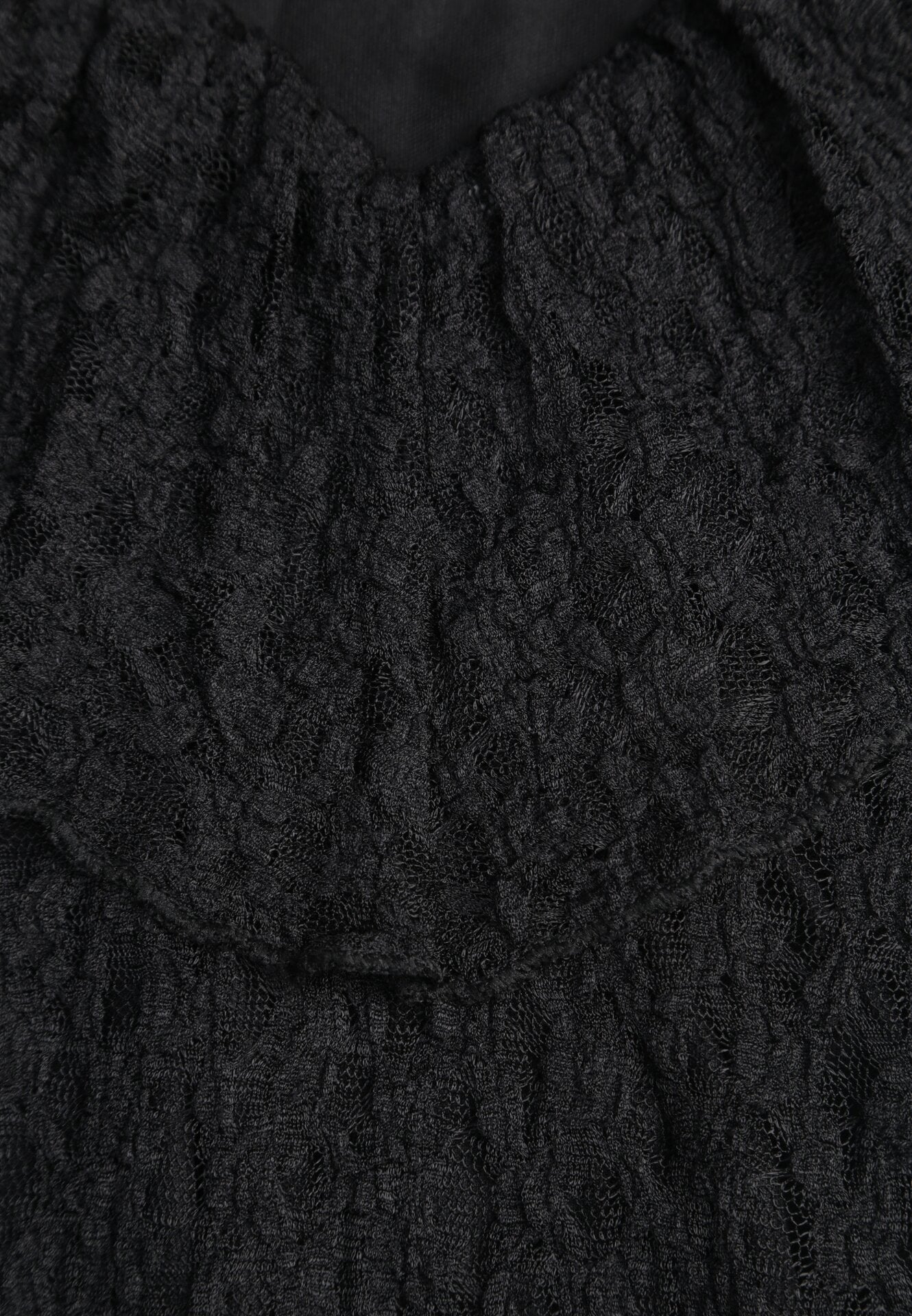 Czarna Koktajlowa Sukienka Koronkowa z Dekoltem V i Falbanami Frevina