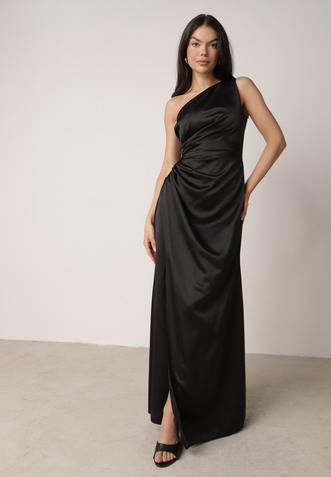 Czarna Satynowa Sukienka Wieczorowa na Jedno Ramię z Marszczeniem w Talii Cezalie