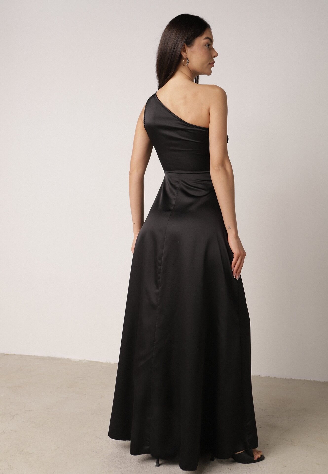 Czarna Satynowa Sukienka Wieczorowa na Jedno Ramię z Marszczeniem w Talii Cezalie